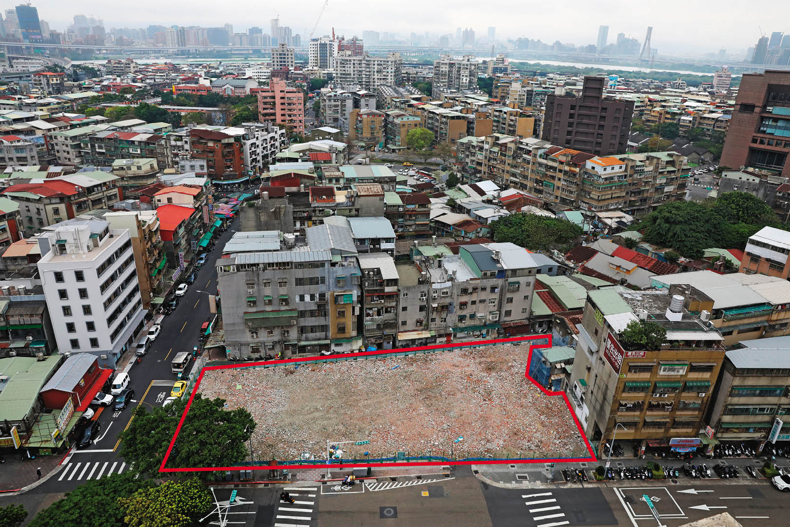 龍邦公司在北市西園路二段跟莒光路交叉口推出都更案（紅框處），李婦指控，其中的122坪土地原為她持有，卻被朱國榮用計騙走。