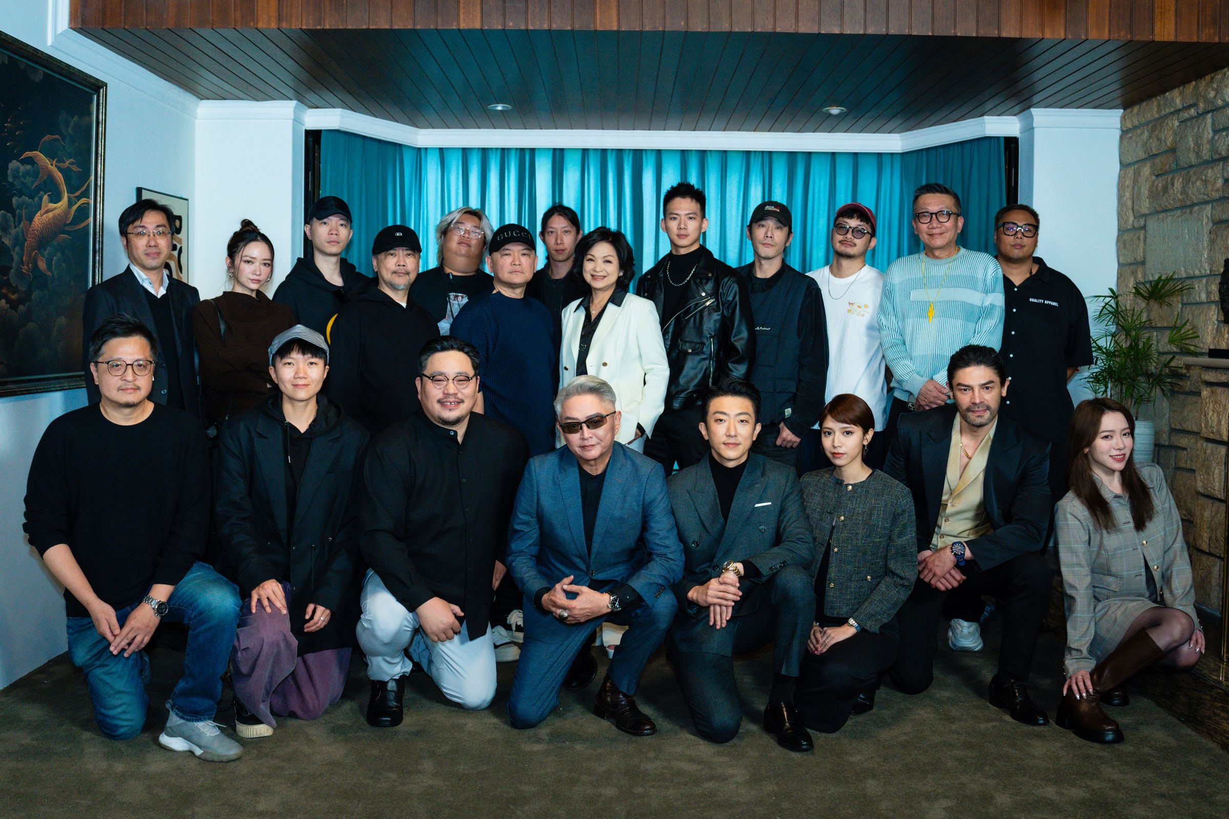 《Bad Girl》主演群（左起：吳震亞、李國超、楊貴媚、張懷秋、陳孟琪、吳念軒、唐國忠、王宣）首度在媒體前公開亮相，豪華卡司備受矚目。（曼尼娛樂提供）