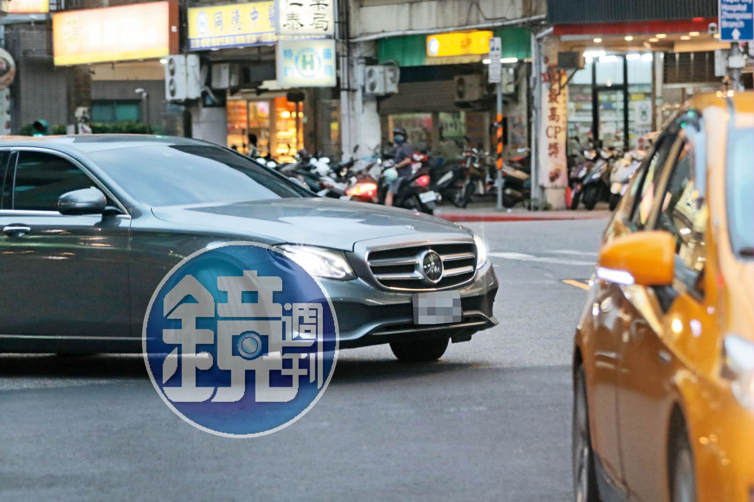 6月22日18:37,江坤俊載妻女回家,在工作和護理師相處的空檔,盡到一家之主的責任。