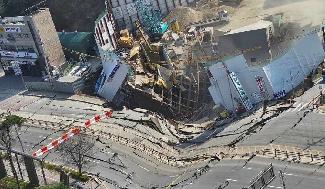 南韓京畿道光明市一處正在興建中的「新安山線」鐵路工地，今（11日）發生意外崩塌。（翻攝自X）