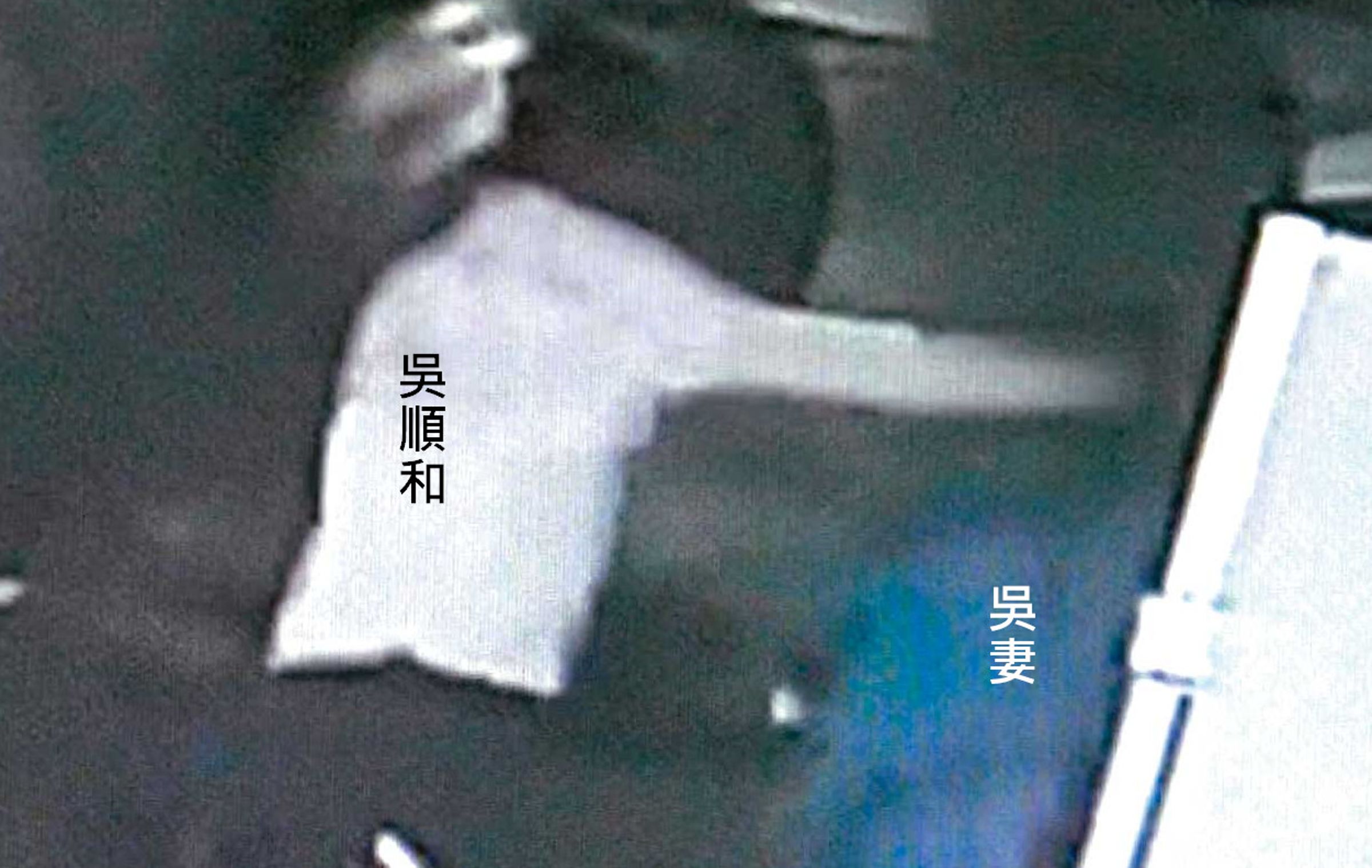 監視器畫面拍下，案發當天早上，吳男朝妻子後腦杓揮拳，還用手揪頭髮，拉妻子的頭去撞推車。（翻攝畫面）