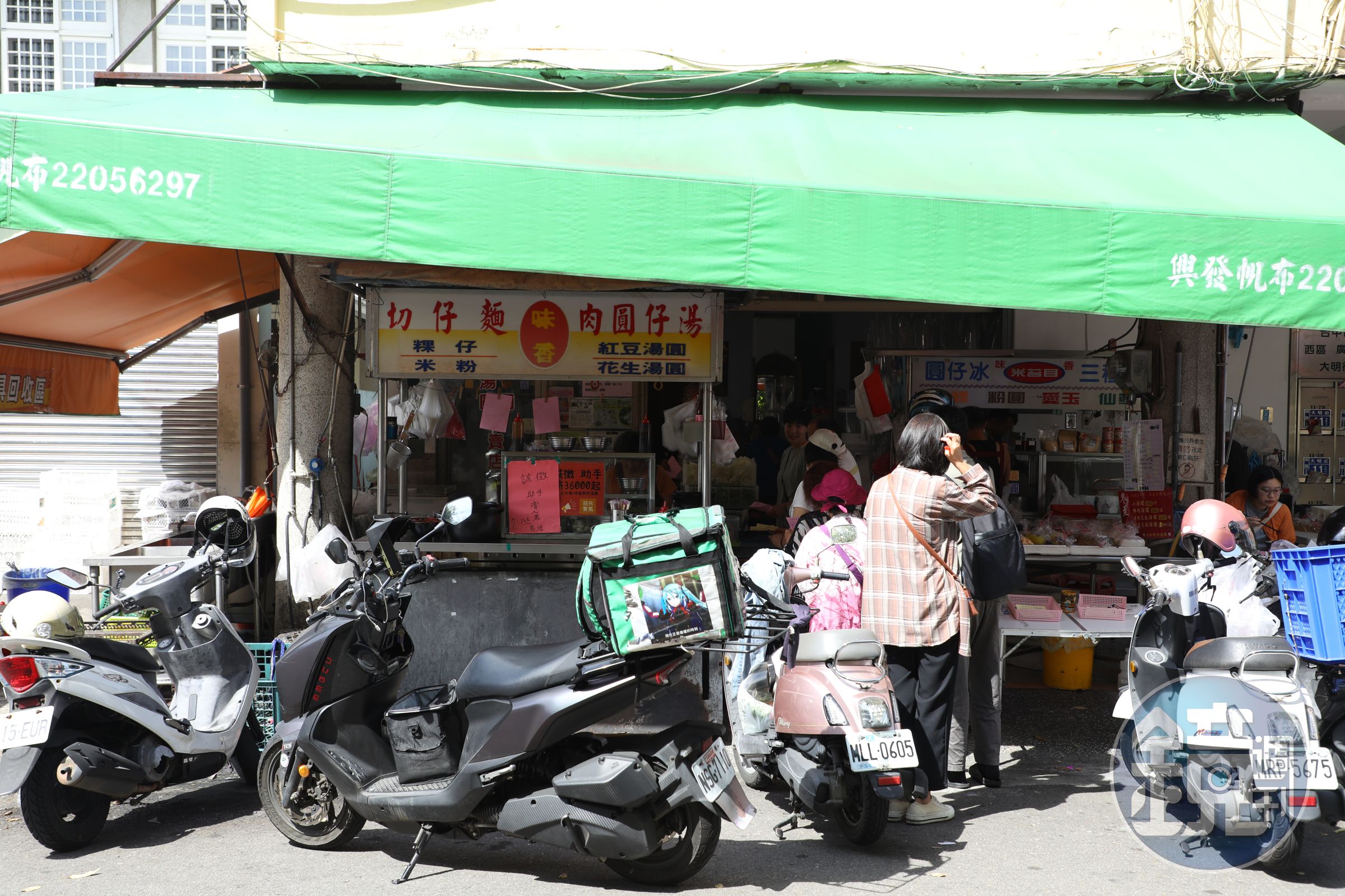 位於大明街上的「味香鮮肉湯圓 古早味三種冰」,早上8點營業便湧現排隊人潮。(何宗昇攝)