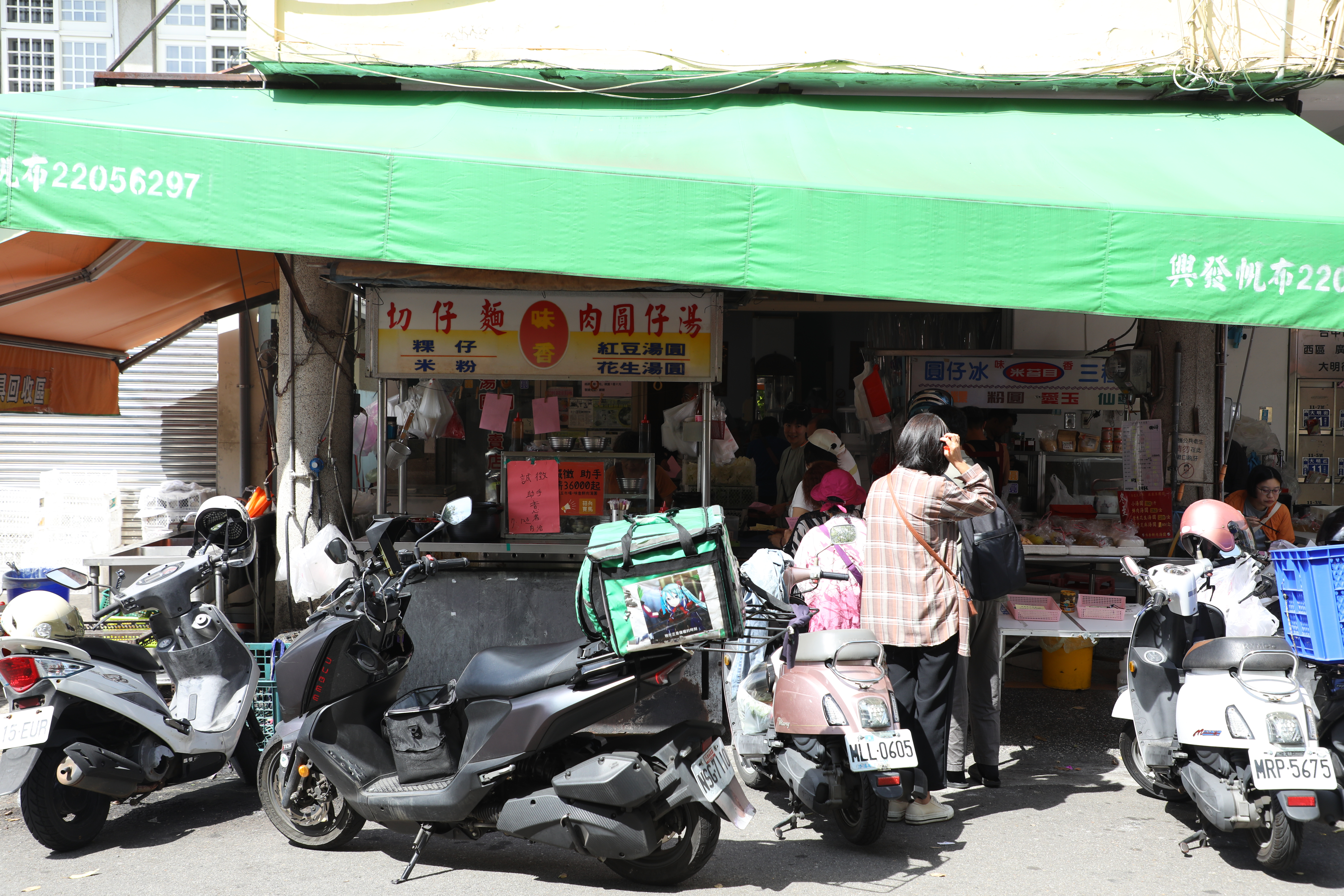 位於大明街上的「味香鮮肉湯圓  古早味三種冰」，早上8點營業便湧現排隊人潮。（何宗昇攝）