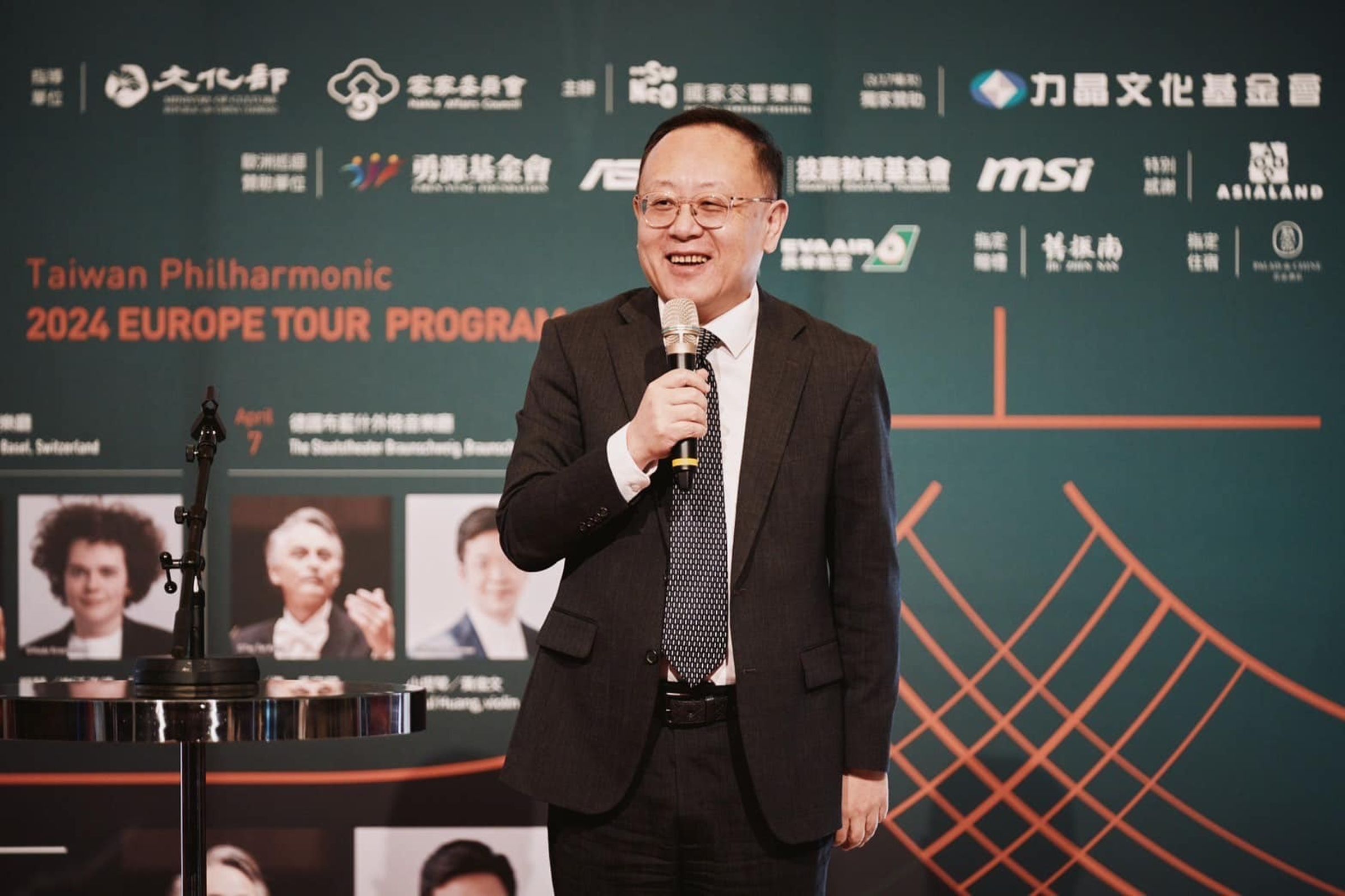 針對文化部發內部信要求主管集資買手機歡送他,史哲表示已經有iPhone,同仁好意就心領了。(翻攝自史哲臉書)