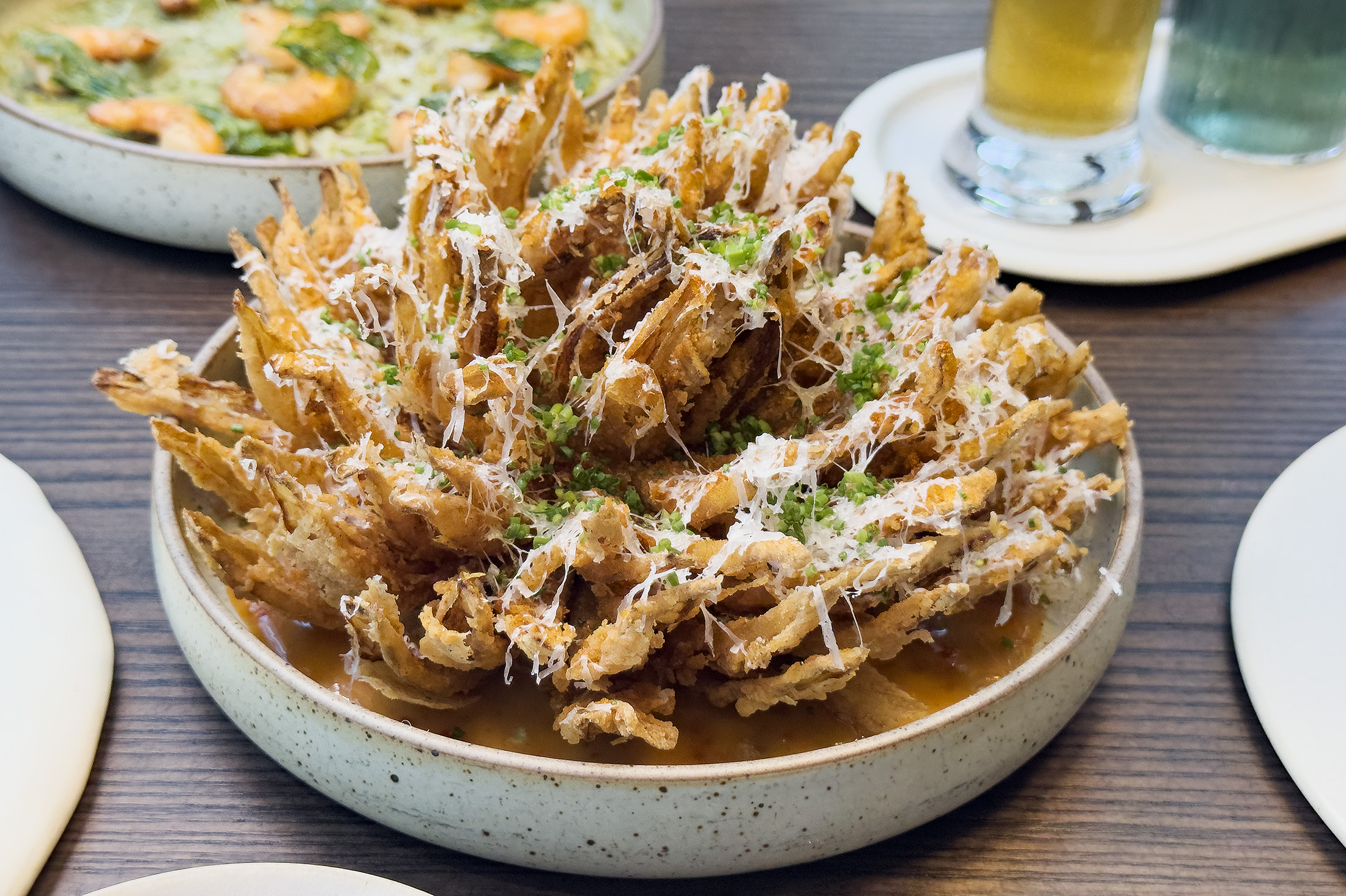 「酥炸洋蔥花」是這裡的招牌炸物！外型像花束般吸睛，外衣酥脆，內裡多汁清甜，淋上特調醬料，層次超豐富。（280元／份）