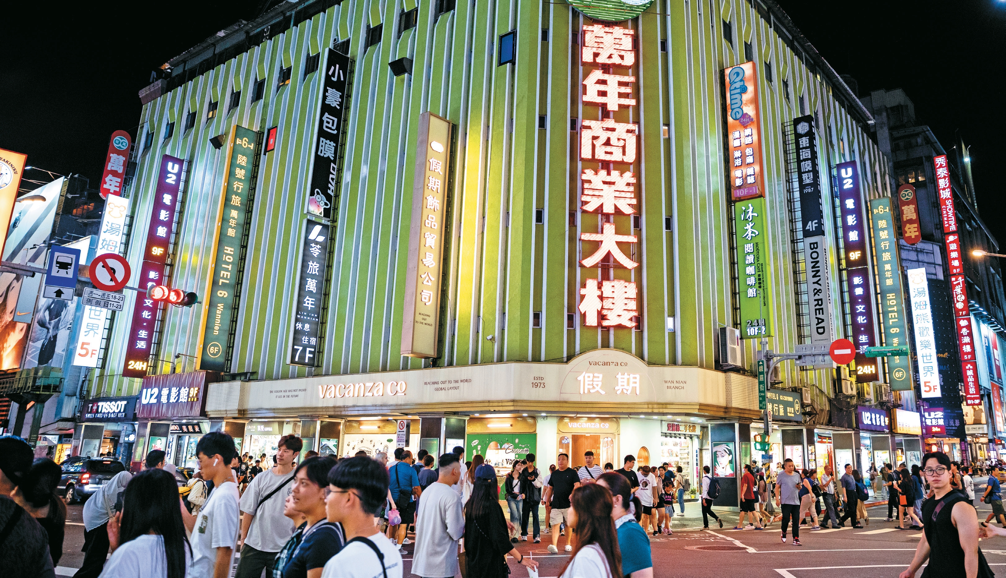 西門町入夜後格外熱鬧,直到深夜仍人潮不休。