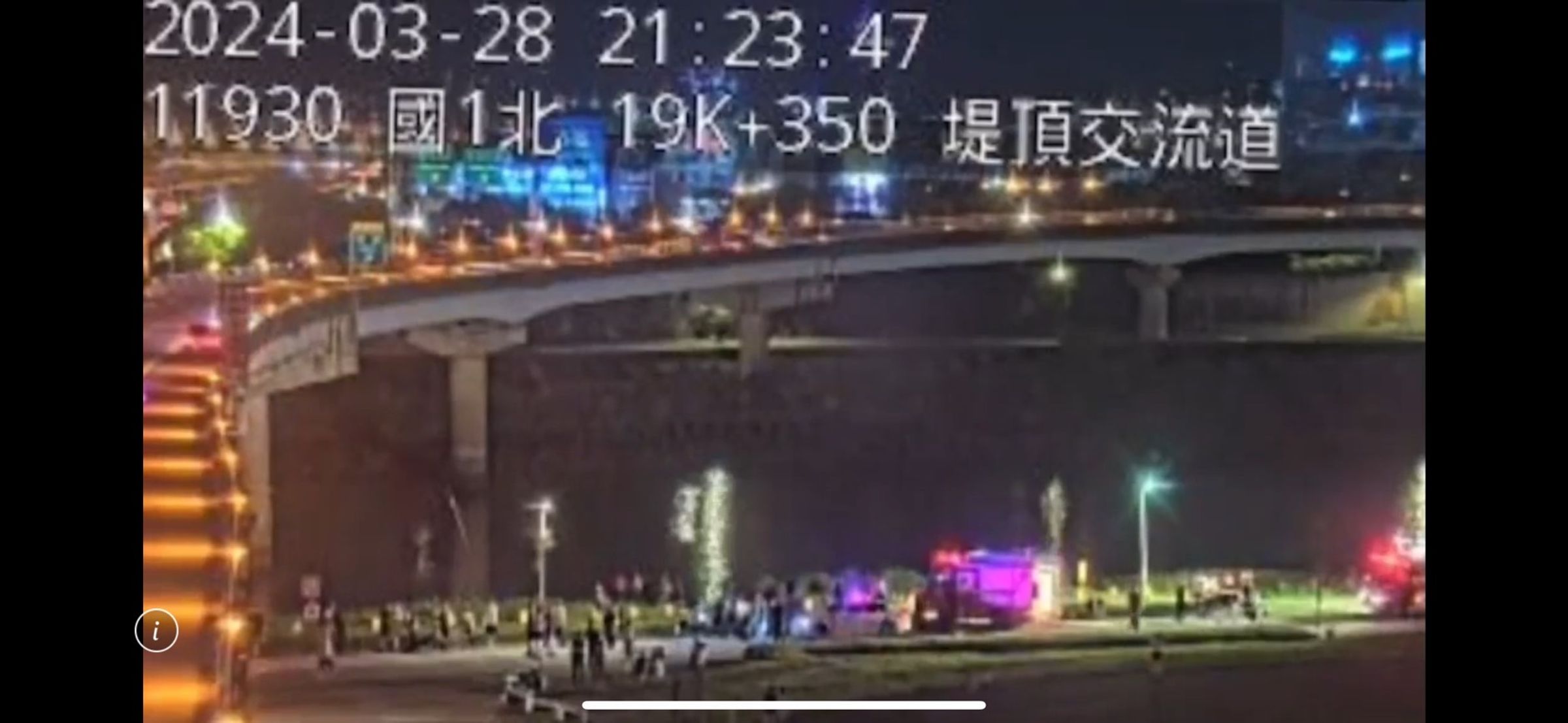 北市消防局在基隆河邊下艇搜救。(翻攝畫面)