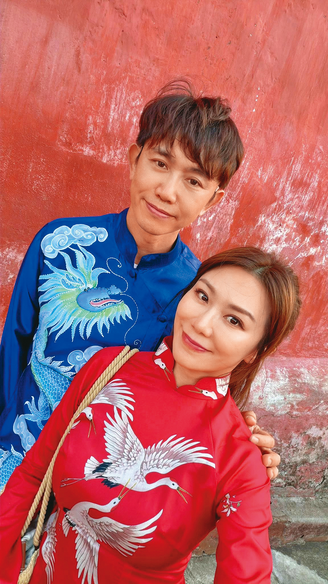 上月底,佩甄(右)出席老公王祚軒(左)的醫美診所員工旅遊。(翻攝自佩甄臉書)