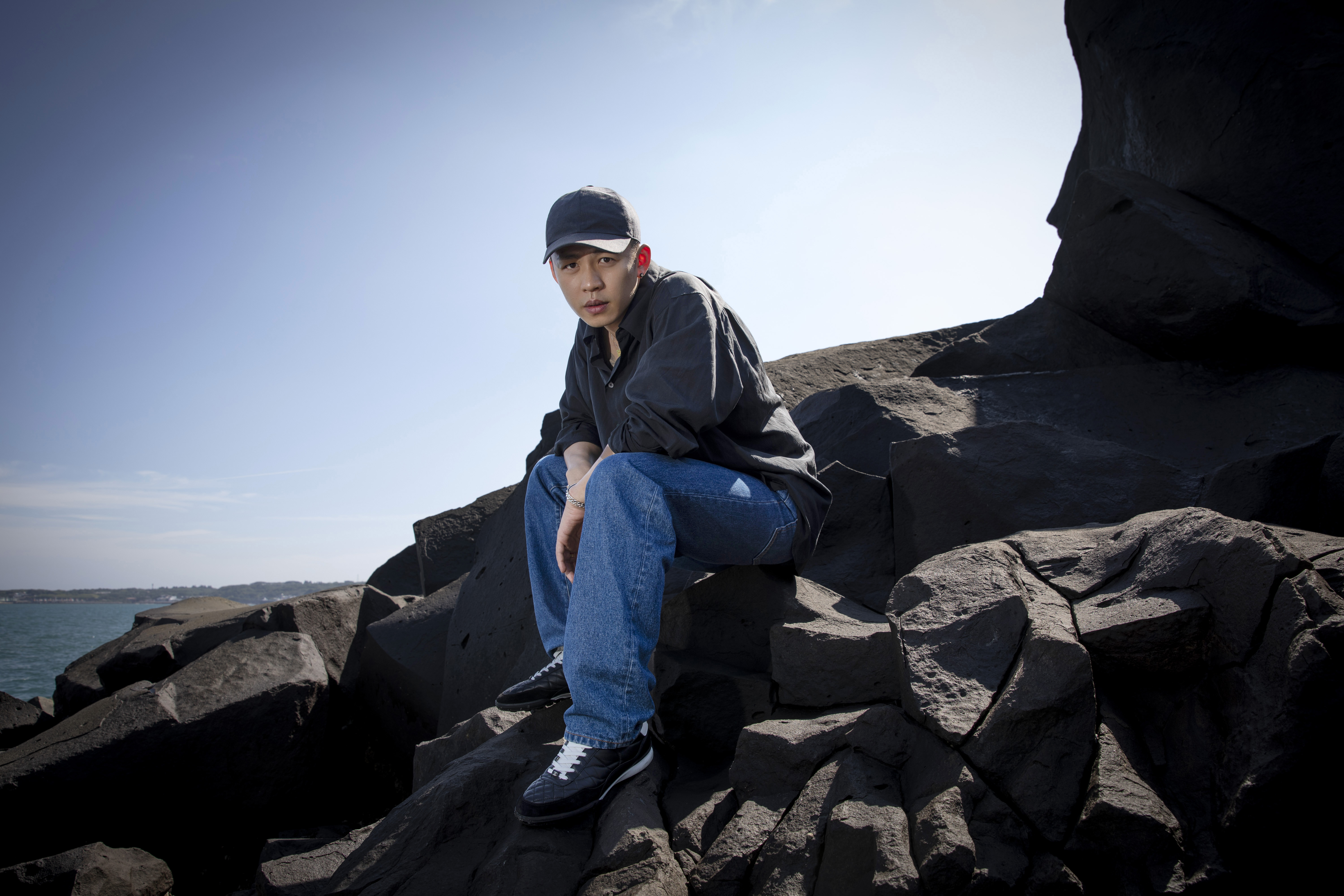 原本我們只打算帶李鴻其到電影中也有出現的沙灘拍照，後來發現，礁岩那有點堅硬、危險的樣態，似乎和他的氣質更加貼近。