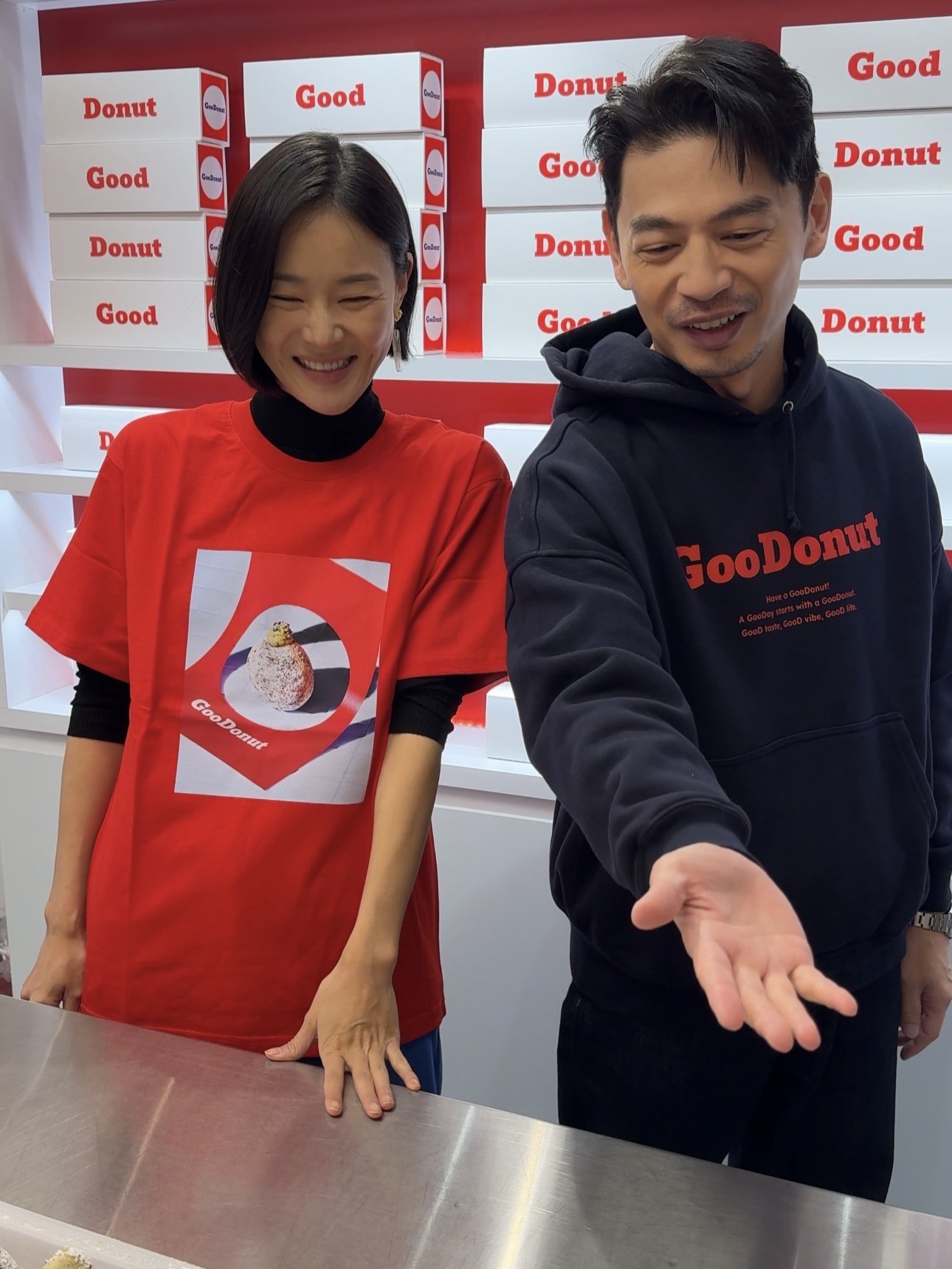 鍾瑶（左）突襲阿 KEN（右）甜甜圈夯店笑料連發。（彼此影業提供）