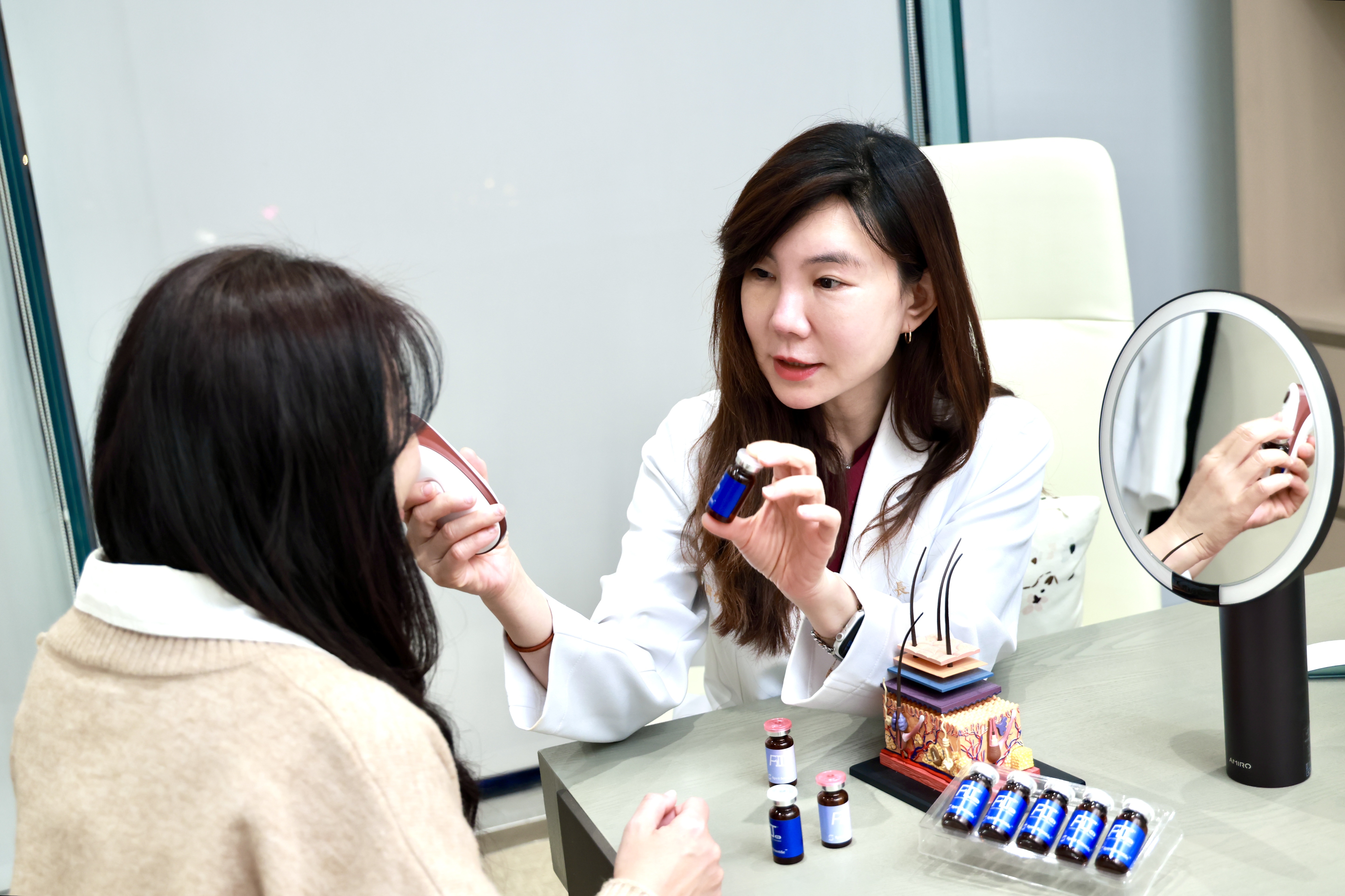 再生修復也能應用在醫美、骨科等多科別。圖為樸悅美學院院長唐豪悅醫師看診。