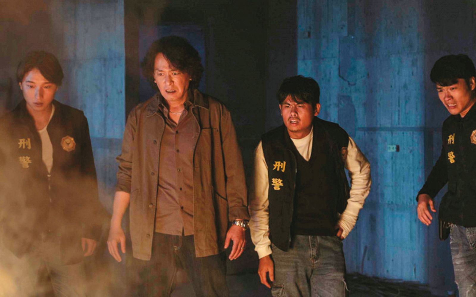 王識賢（左二）近年拍戲作品重質不重量，是少數國台語雙聲帶的一線演員。（圖／Netflix提供）