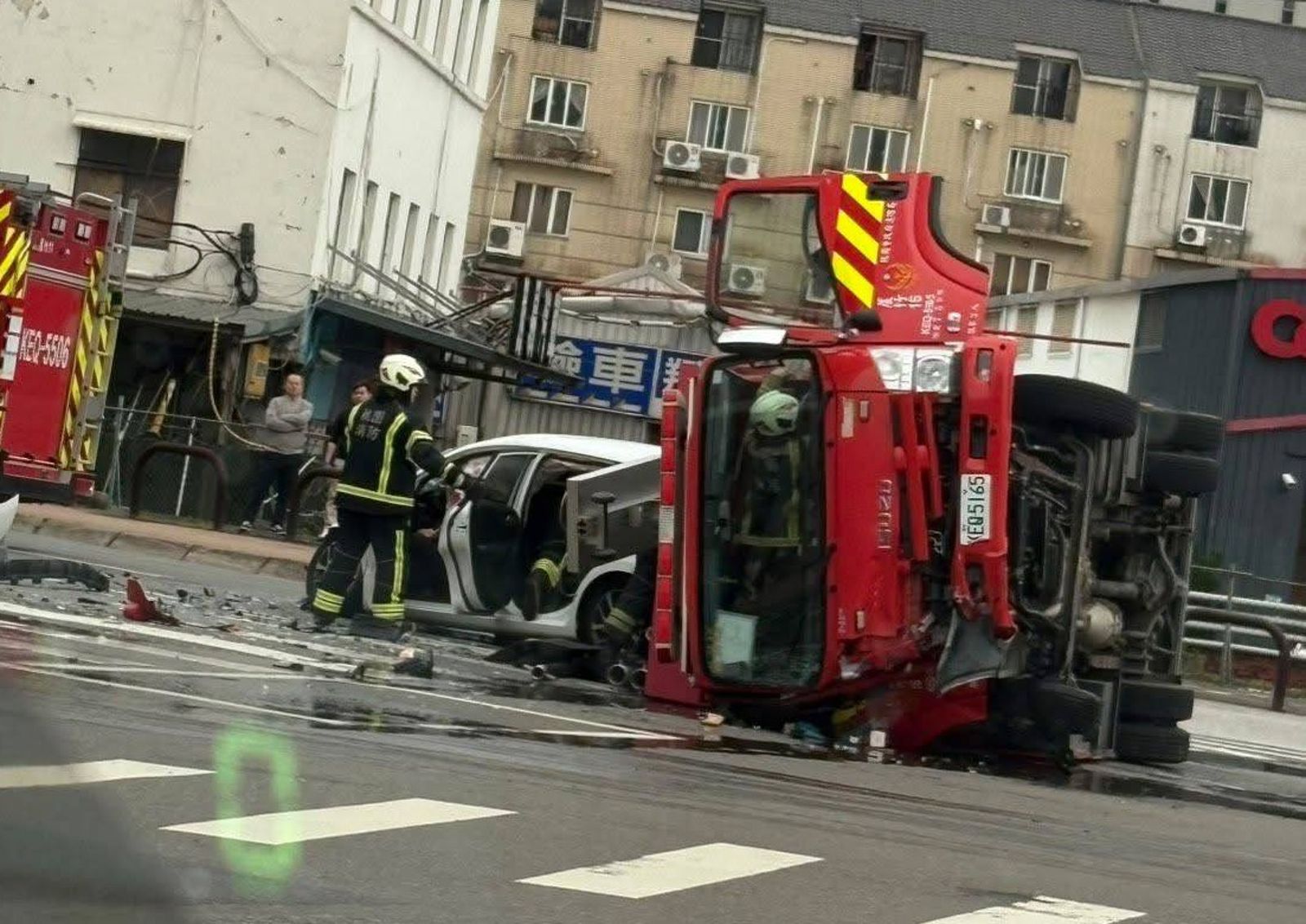有片/現場慘況曝光!蘆竹消防車遭撞翻 現場零件噴飛7人急送醫
