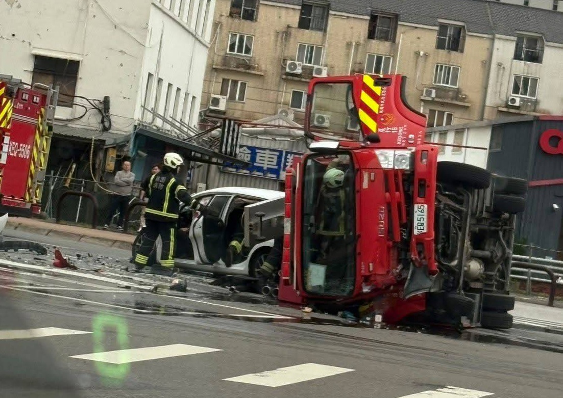 桃園市一輛大型消防車今日執勤，在南崁路口遭自小客車撞翻，現場零件散落，也造成7人受傷。（翻攝畫面）