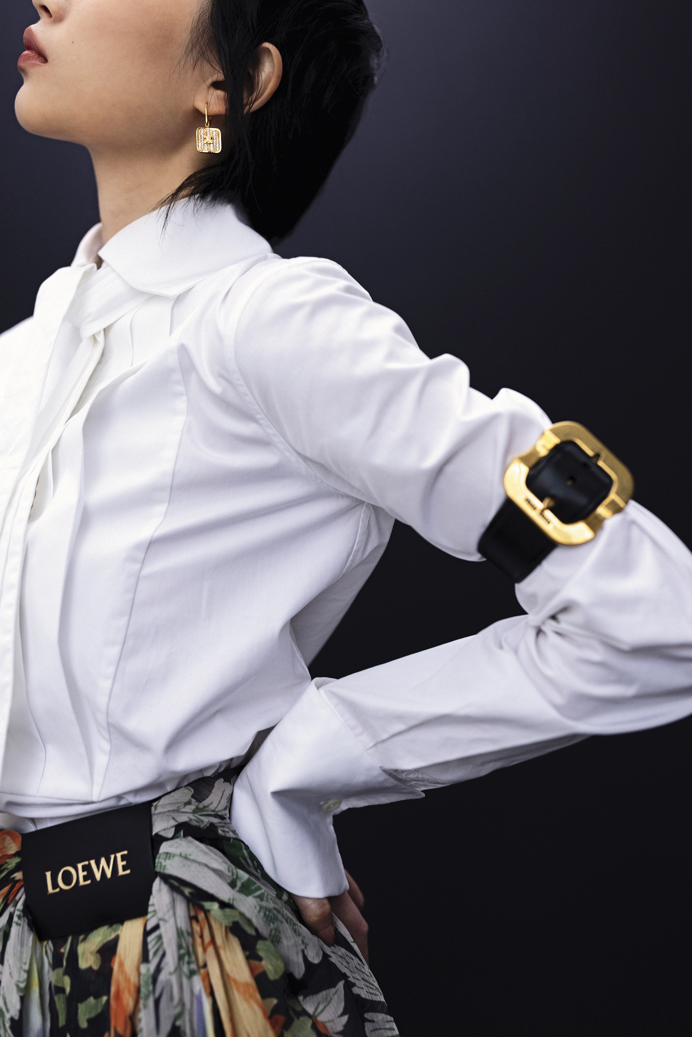 白色棉質襯衫 NT$53,000 by LOEWE／印花真絲垂墜長褲 NT$160,000 by LOEWE／TRIOMPHE NIGHTFALL水晶及金色飾面耳環 NT$23,000 by CELINE／皮革手環 NT$15,000 by miu miu