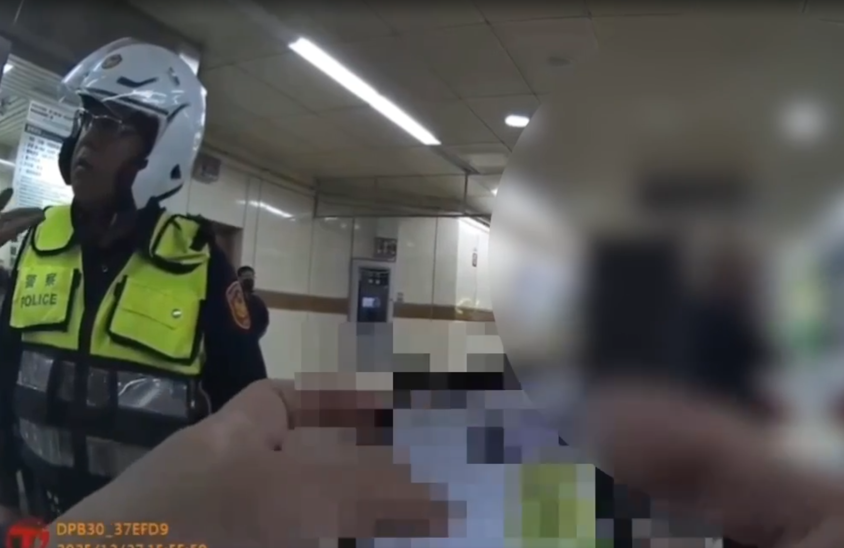 在捷運出口巡邏員警趕到站內，將滋事的陳男帶回調查。（翻攝畫面）