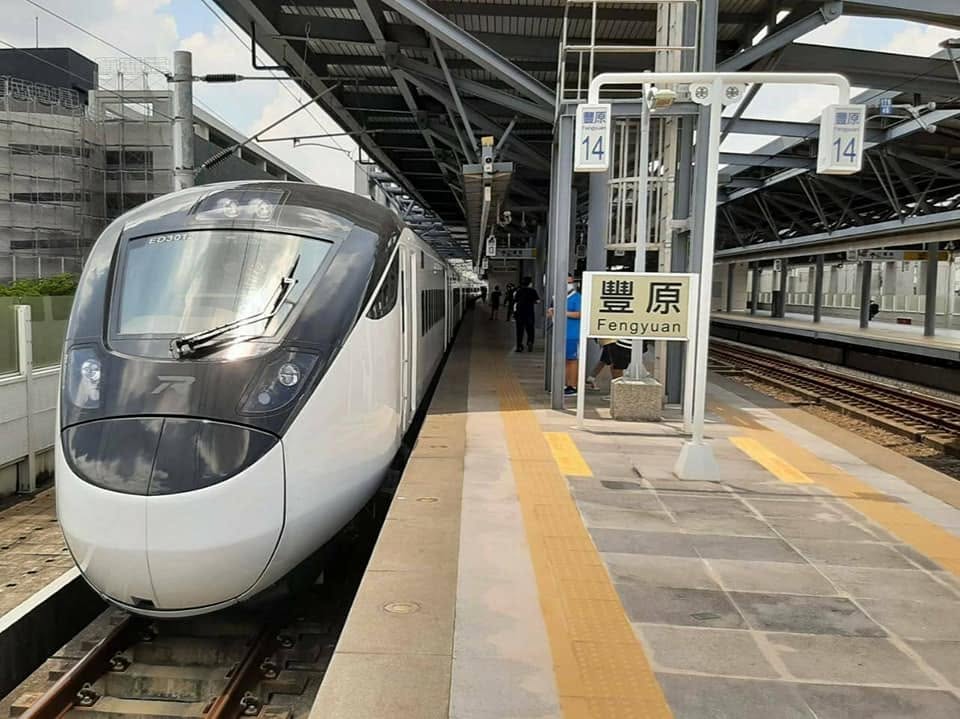 台鐵宣布，西部幹線EMU3000型新自強號，8月週五至週日停售自由座車票，改採全車對號座售票。（翻攝自國營臺灣鐵路股份有限公司﻿粉絲專頁）