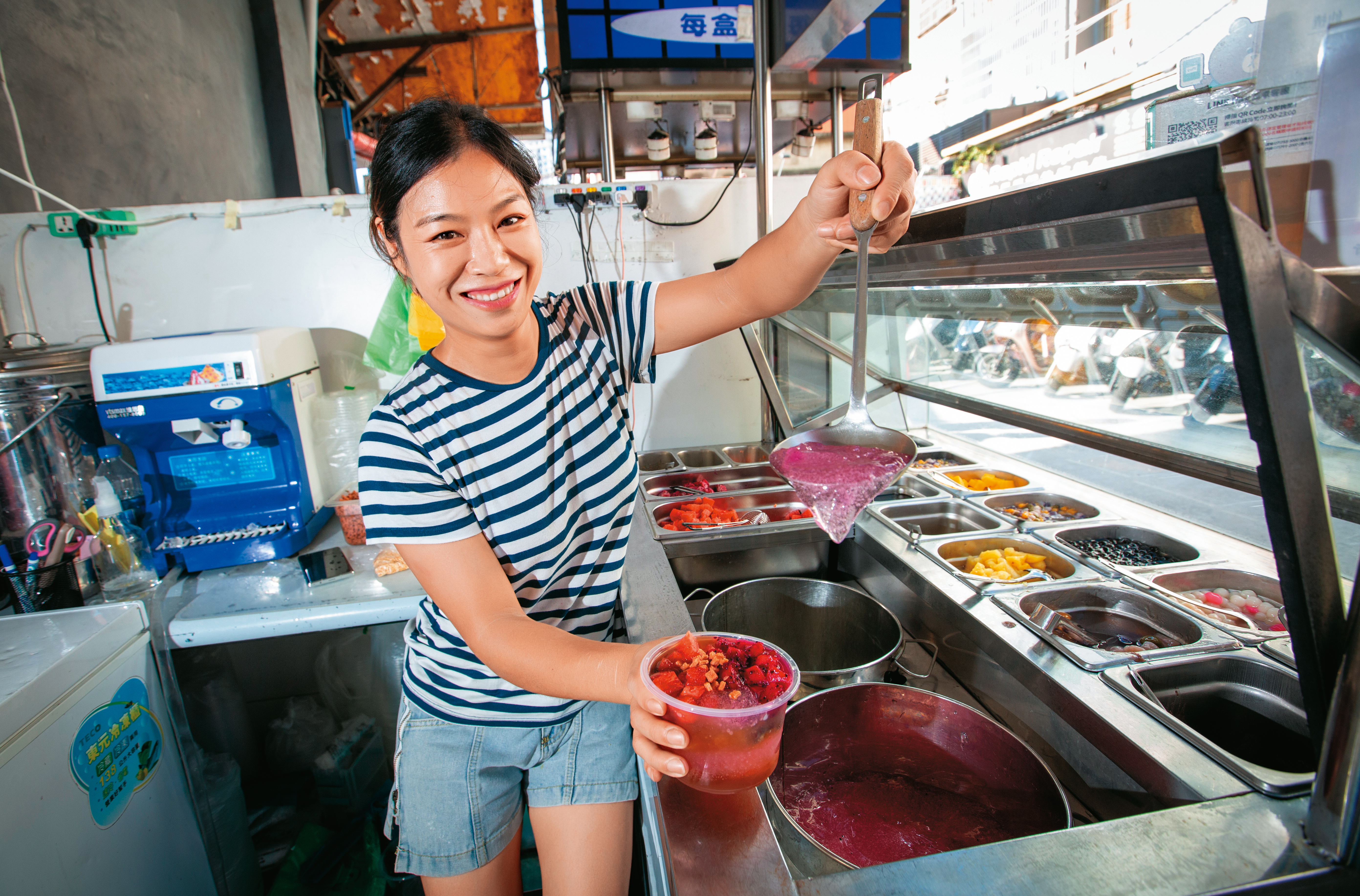 劉小林曾赴四川拜師學做冰粉，3年前來台後和丈夫一起創業，在新竹開起冰粉店。