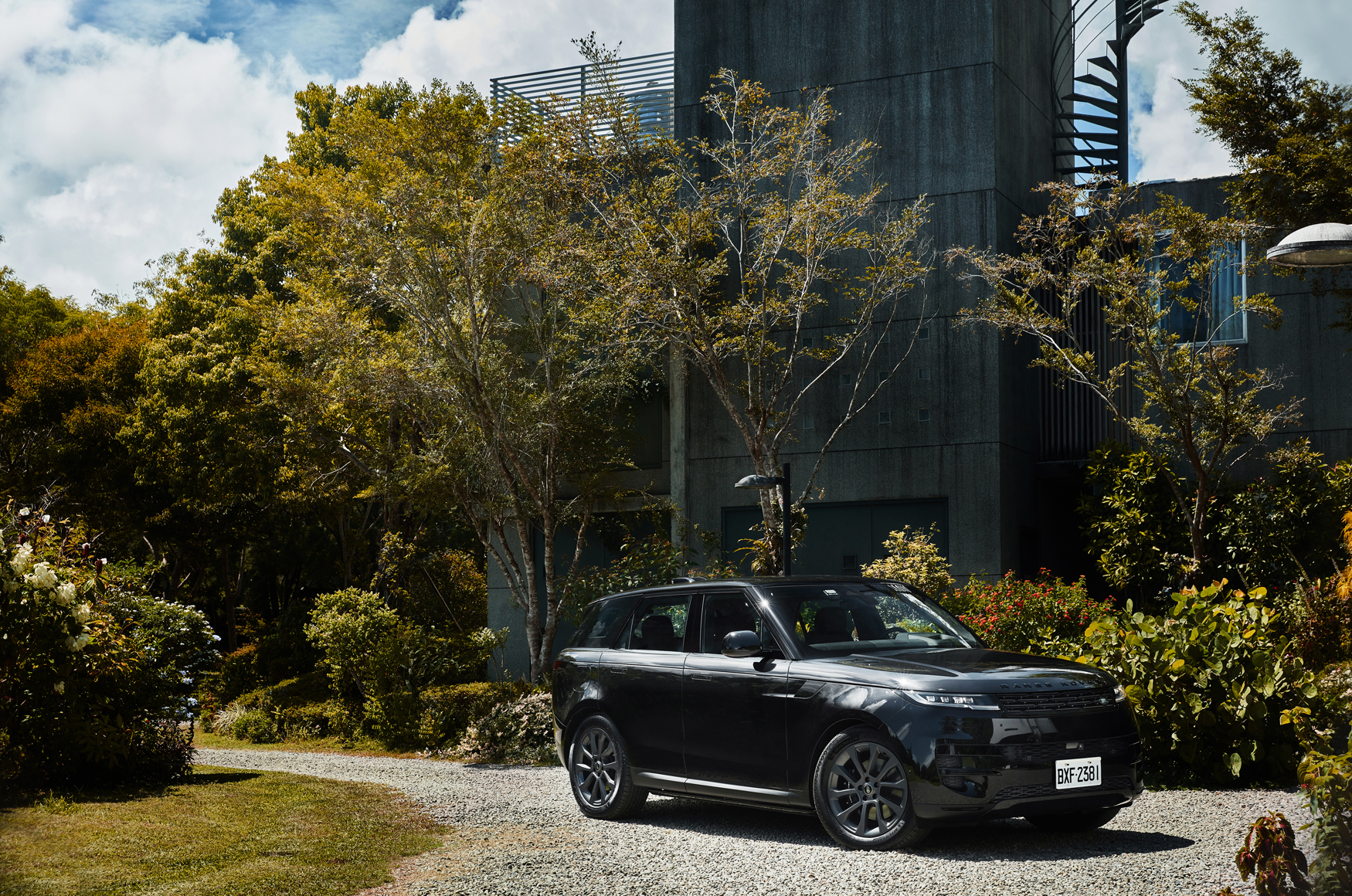 【鏡試駕】吞星遮月!Range Rover Sport黯影版