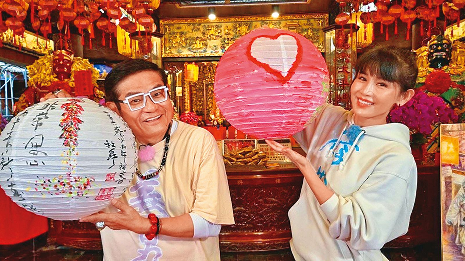 鄭仲茵（右）的粉絲社群上滿滿都是她與許效舜（左）主持的《神之路》紀錄，可見是她生活工作重心。（翻攝自鄭仲茵IG）