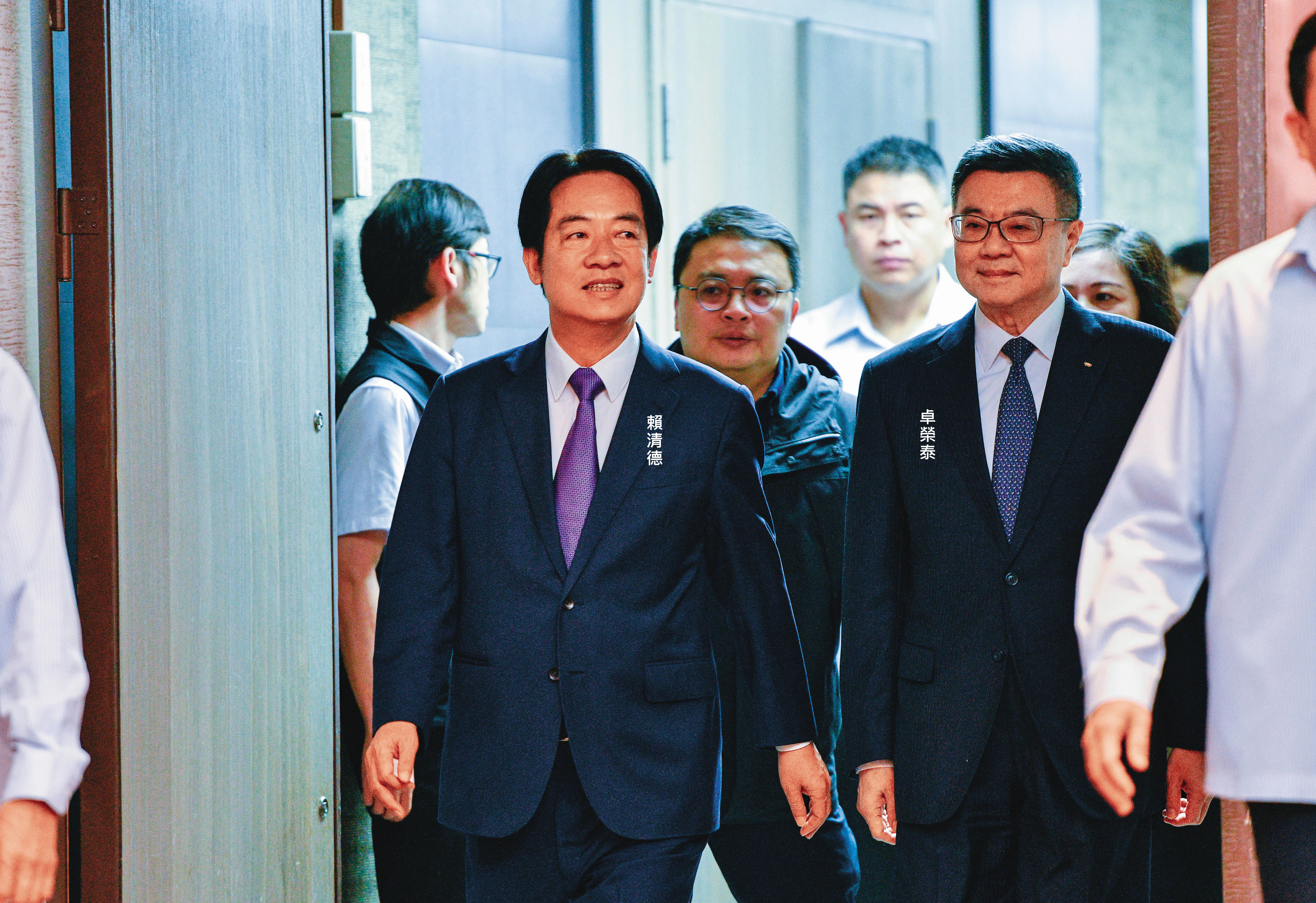 國會職權修法三讀後，須經總統賴清德公布、並由行政院長卓榮泰副署，但黨內對政院是否提覆議有不同看法。