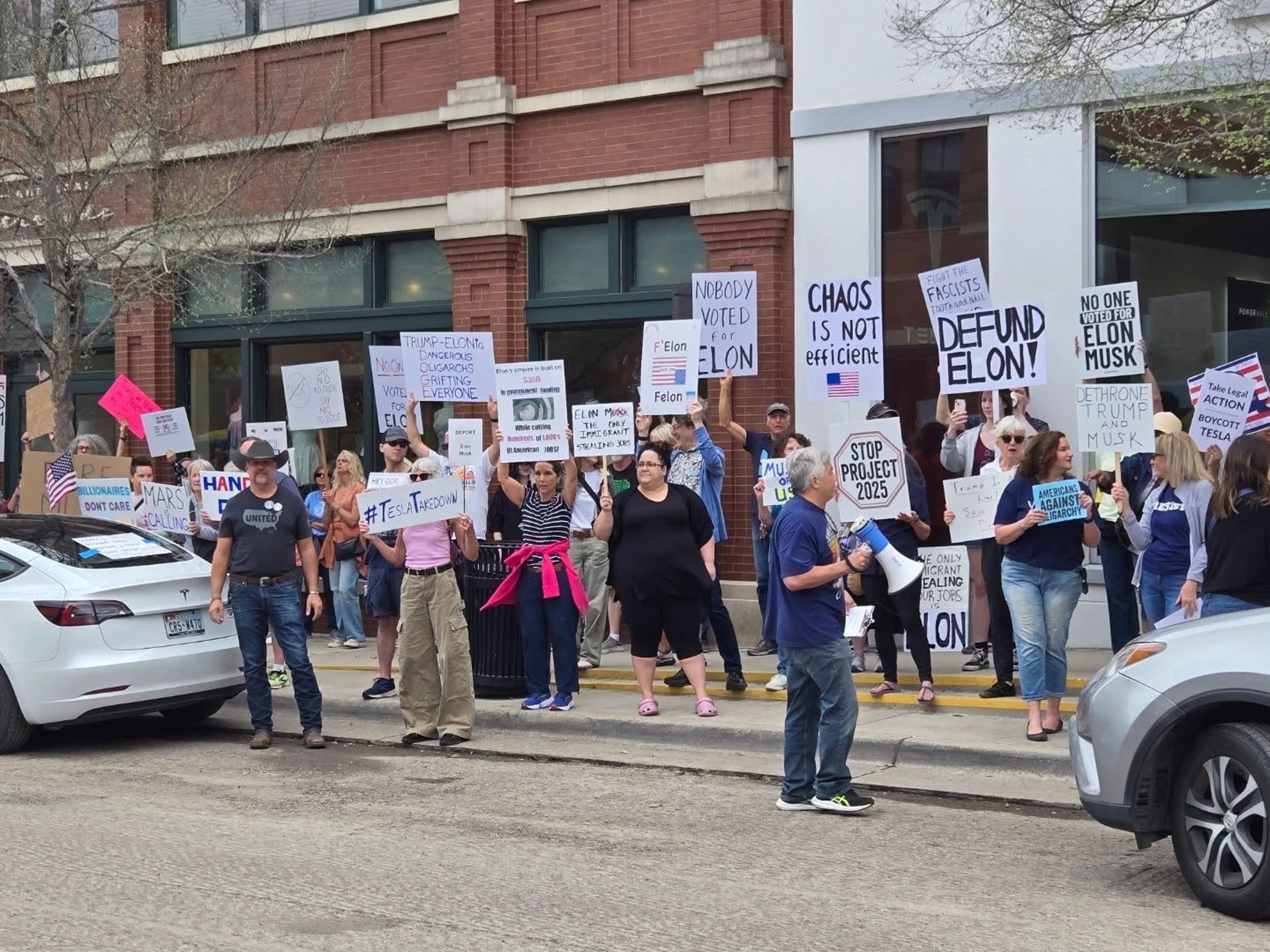 歐美各地近日爆發不滿馬斯克的抗議行動。（翻攝自臉書Indivisible TX - 24 Action）