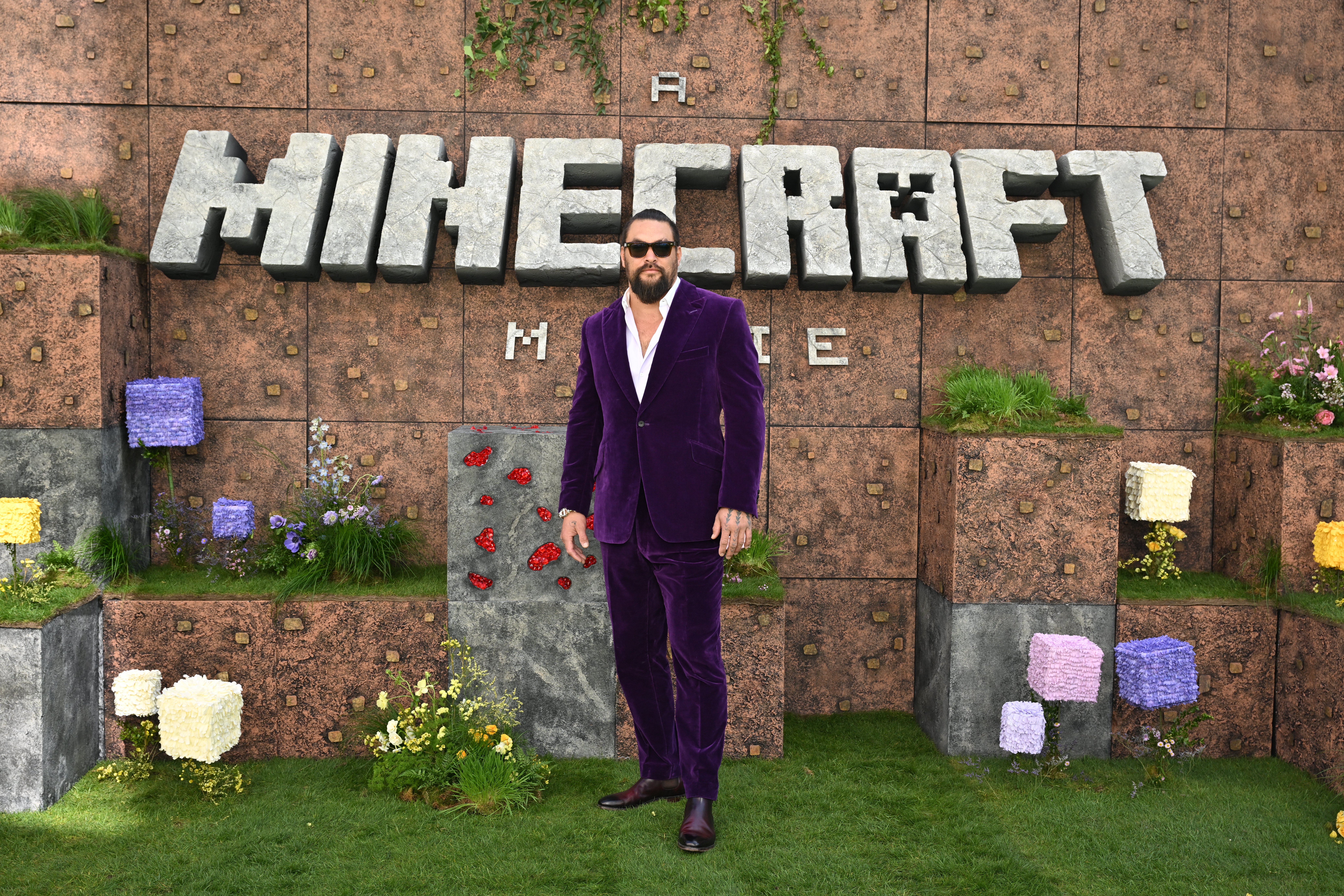 傑森摩莫亞出席《麥塊電影》倫敦首映。（華納兄弟提供）