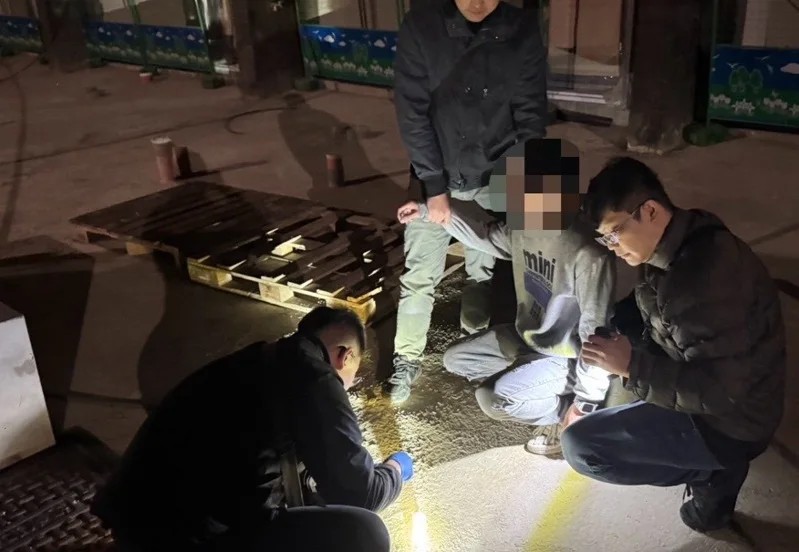 警方佯裝客戶，逮捕毒販劉男，當場在他身上搜出一瓶依托咪酯菸油。（翻攝畫面）