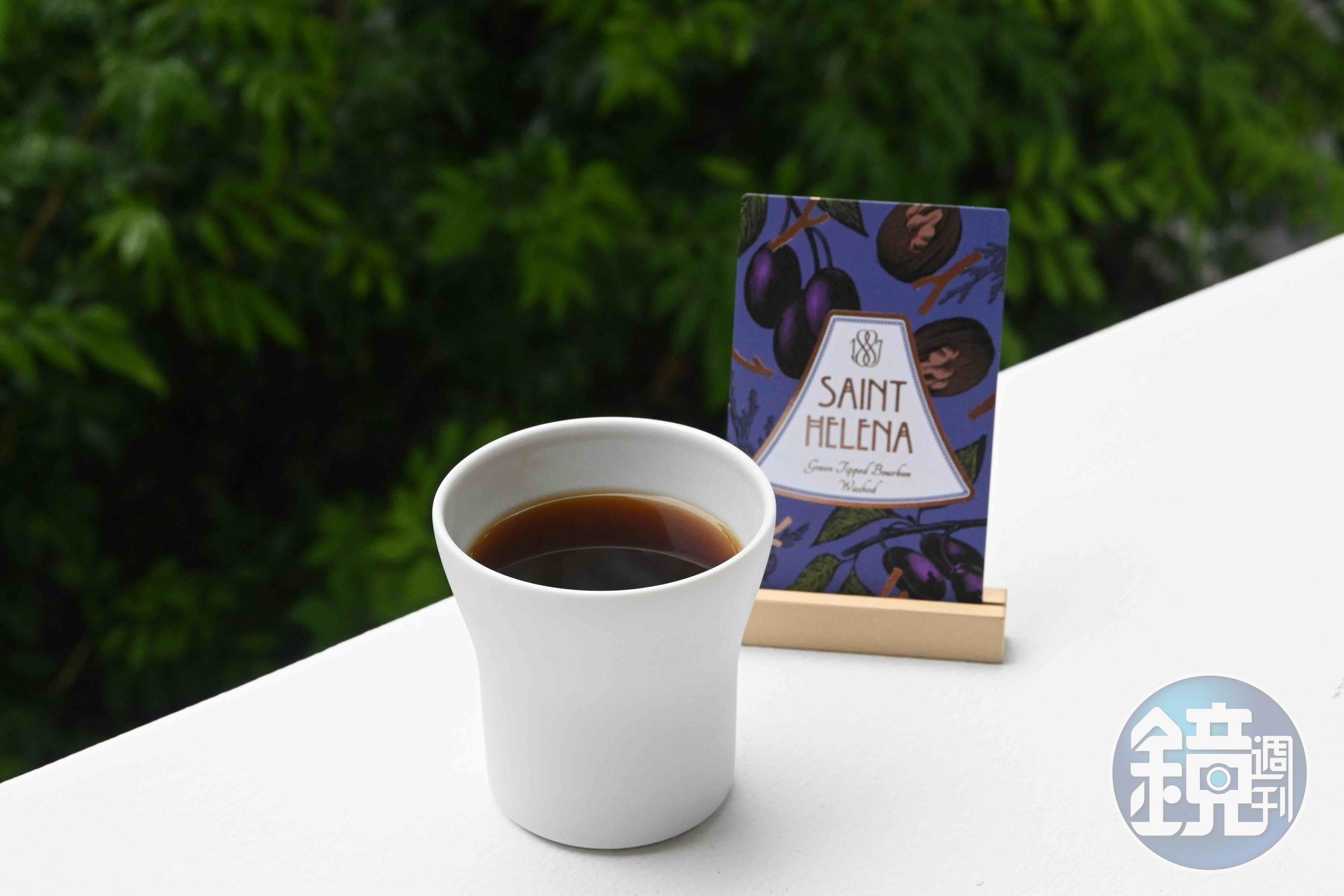 「Saint Helena」採中度烘焙，於桌邊現場手沖，帶有檜木、乾棗與奶油核桃的風味，細緻展現南大西洋聖赫勒拿島咖啡豆的特色。（新幣58元／份，約NT$1,453）
