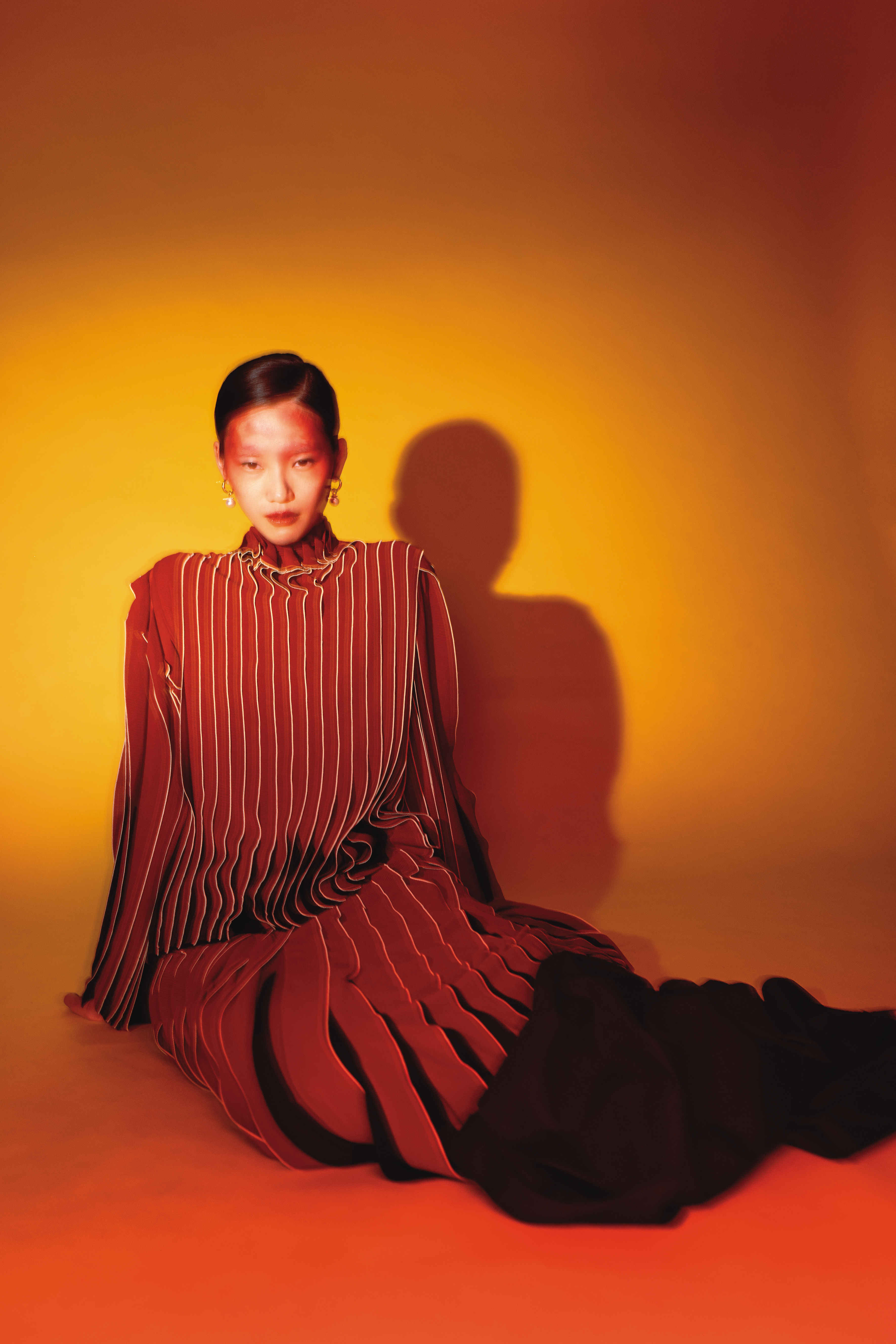 紅色百褶上衣 價格店洽by BOTTEGA VENETA；紅色百褶裙 價格店洽 by BOTTEGA VENETA；珍珠金耳環 NT$3,790 by maje。