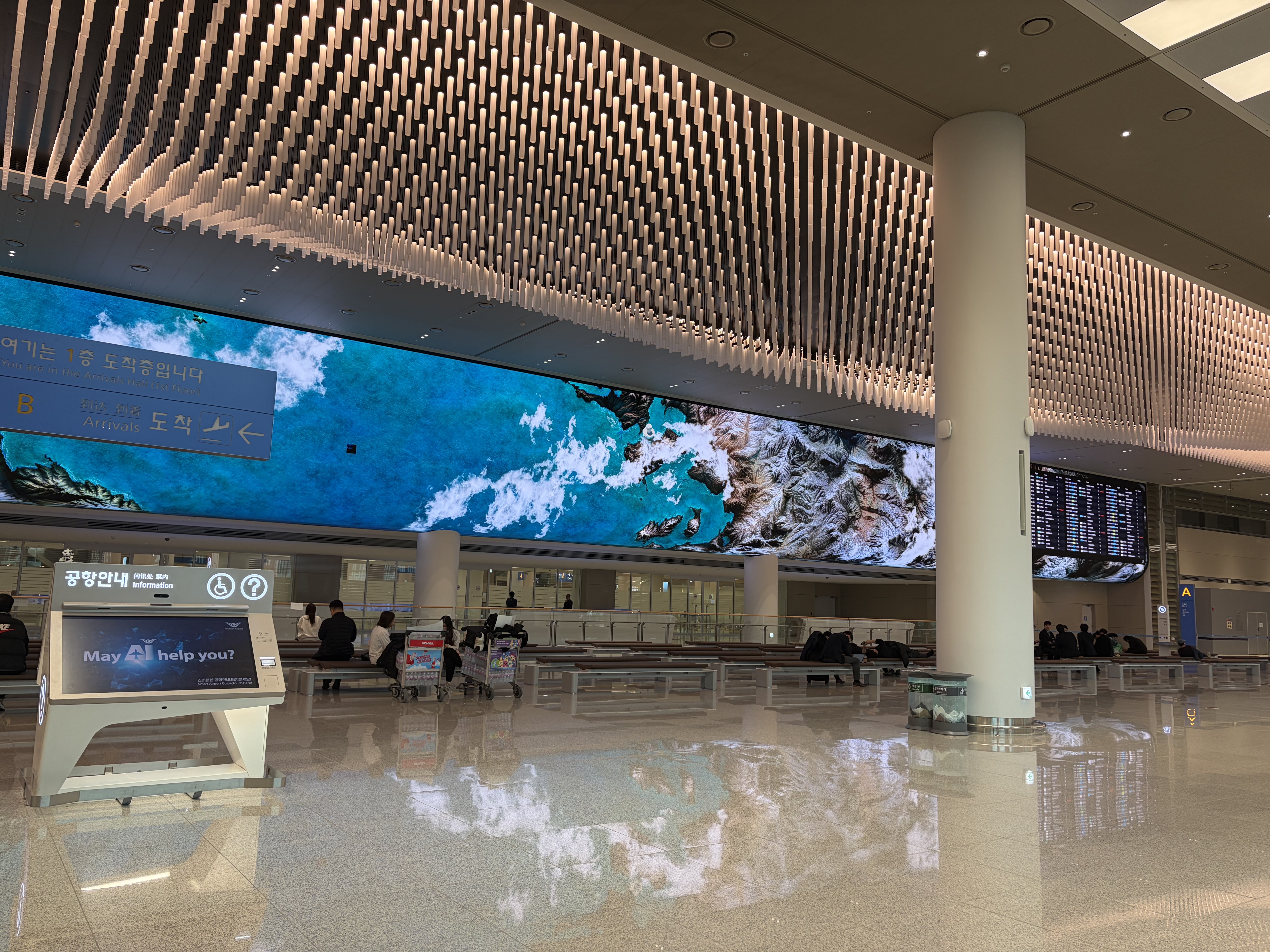 南韓為振興觀光,試辦中國團客免簽證策,最長可停留15天,不過推行之初就引起保守派團體的擔憂;圖為南韓仁川機場。