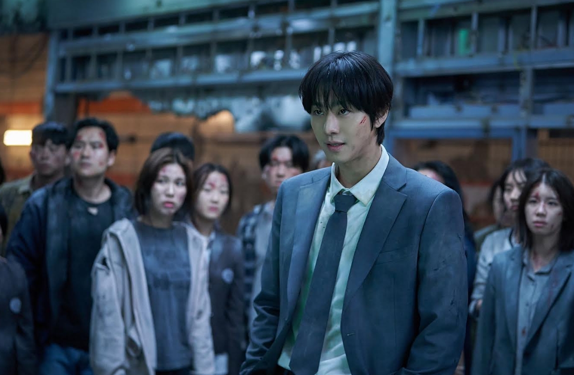 安孝燮在地鐵車廂讀完小說最終話時，世界竟變成小說裡的樣子。（采昌國際多媒體提供）