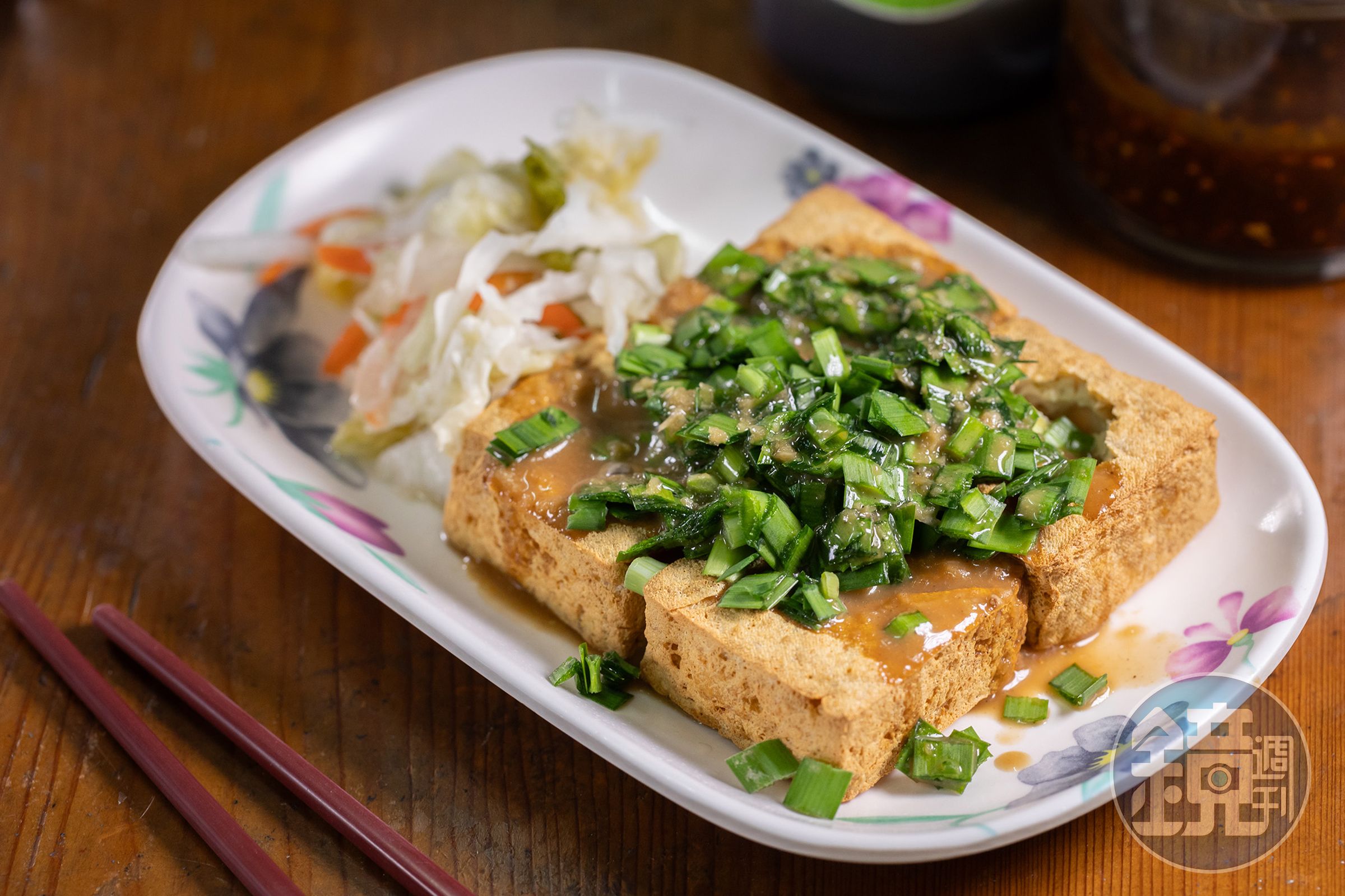 撒上新鮮韭菜丁的「脆皮臭豆腐」，淋上帶有堅果風味的迷人醬汁，讓荳蘭橋成為在地人最愛的小吃店。（60元／份）