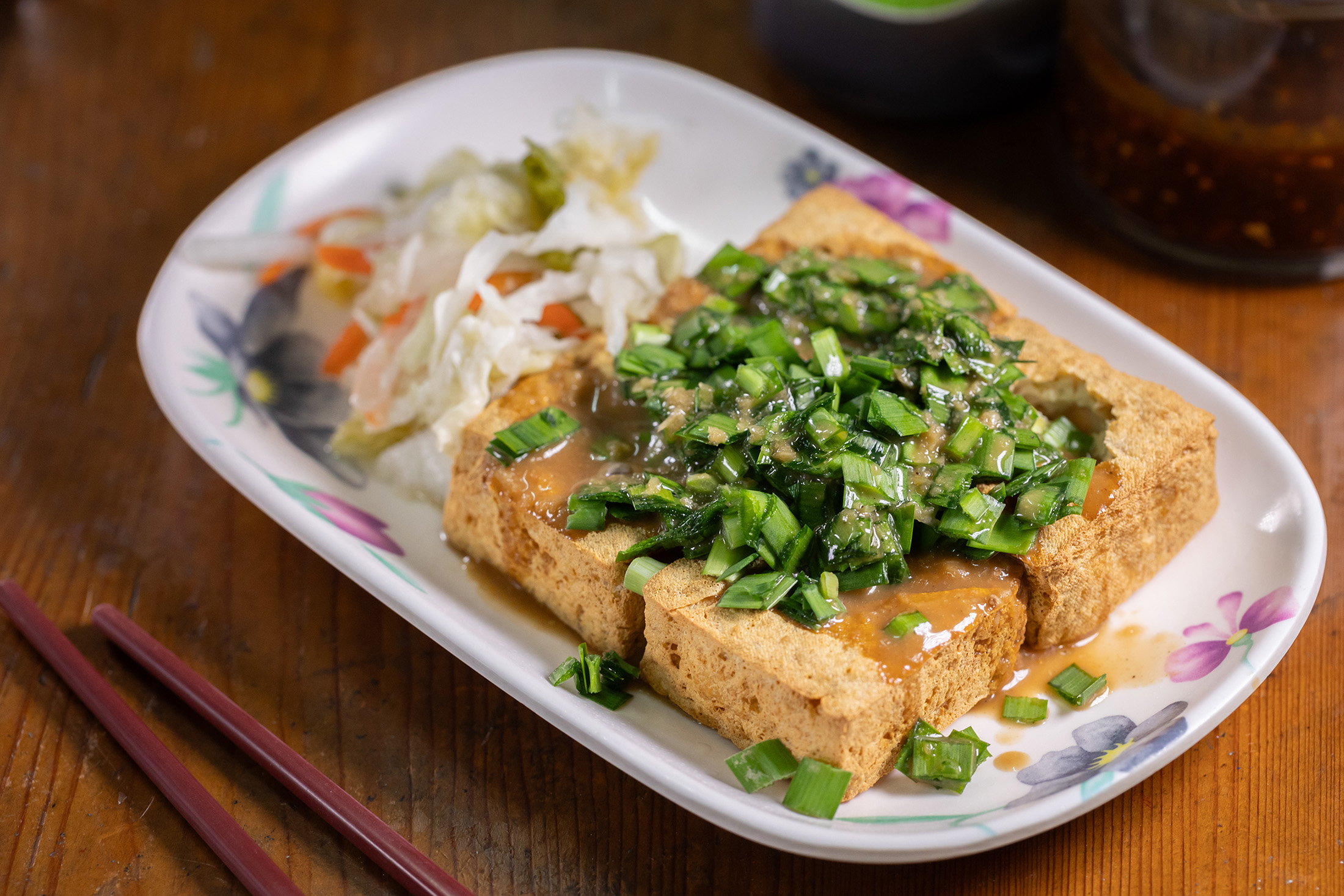 撒上新鮮韭菜丁的「脆皮臭豆腐」,淋上帶有堅果風味的迷人醬汁,讓荳蘭橋成為在地人最愛的小吃店。(60元/份)