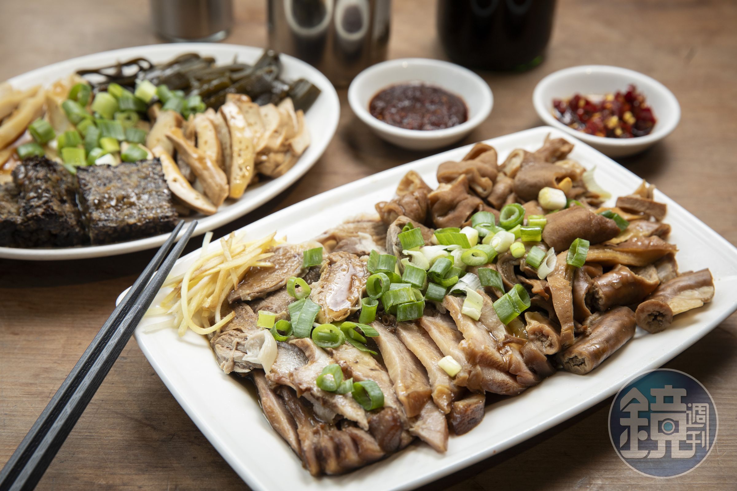 「松金全豬」滷味拼盤只挑台東溫體豬，幾乎是每桌必點的小菜，蘸上自製辣醬更惹味。（200元／份）