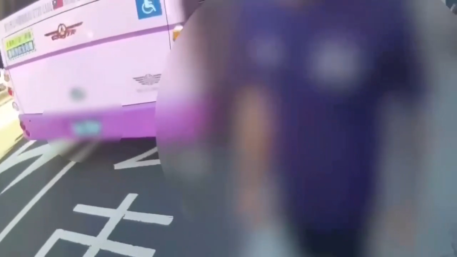 車禍雙方駕駛都情緒激動亢奮，警方察覺有異。（翻攝畫面）