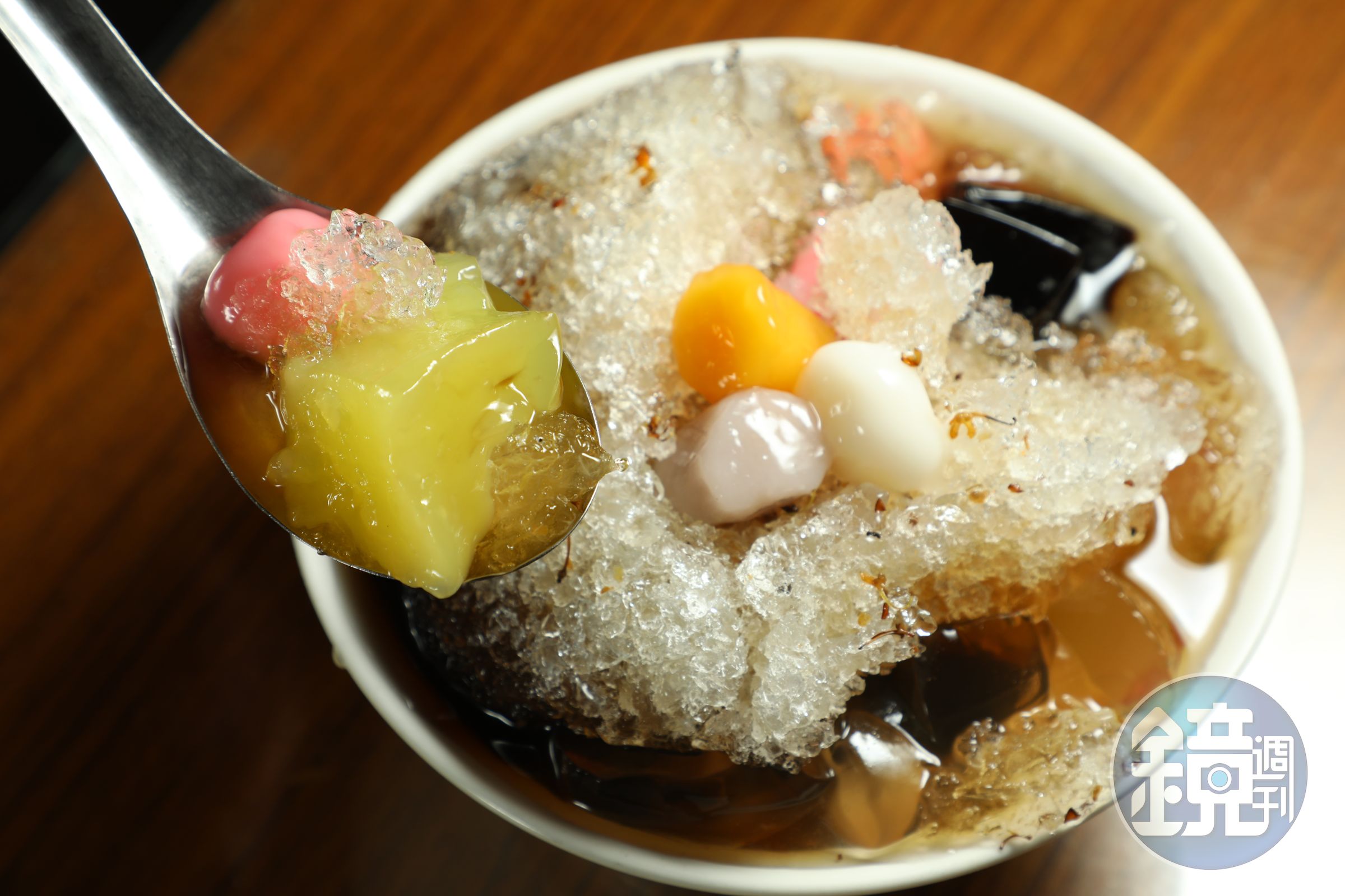 .「古早味三種冰」的紅白湯圓超級Q彈,搭配店家的桂花蜜糖水,讓刨冰增添淡淡的桂花香。(何宗昇攝)