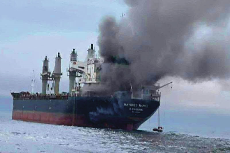 荷姆茲海峽的石油輸出要恢復正常，需靠習近平拉著伊朗，與川普、沙烏地等國一起協商。圖為泰籍貨輪在荷姆茲海峽遭伊朗攻擊。（翻攝X@prroyalthainavy）