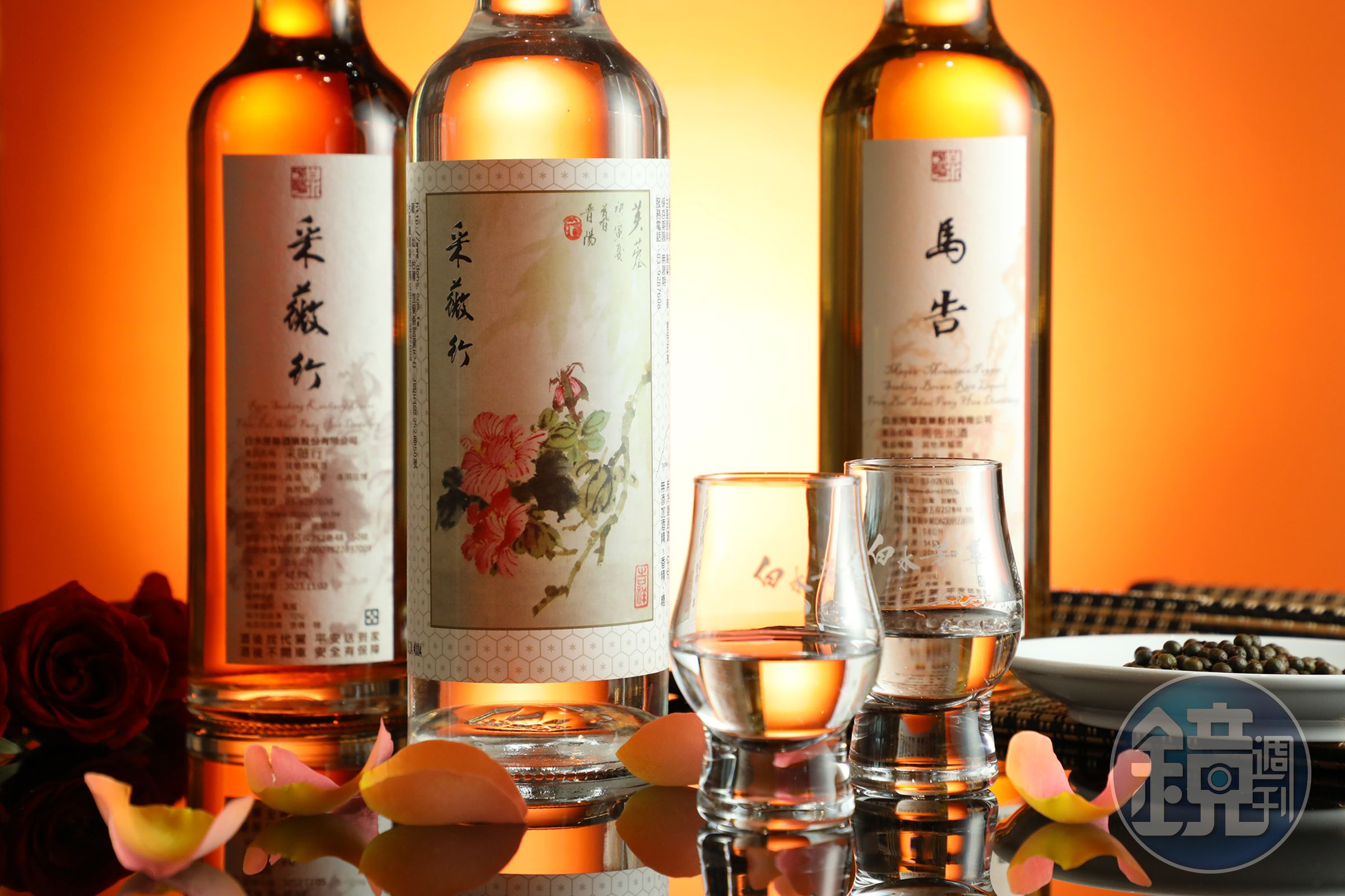 「馬告米酒浸泡」（右，2,500元／瓶）、「采薇行高粱」（中，1,100元／瓶）及「采薇行高粱浸泡」（左，2,500元／瓶），風味迷人。