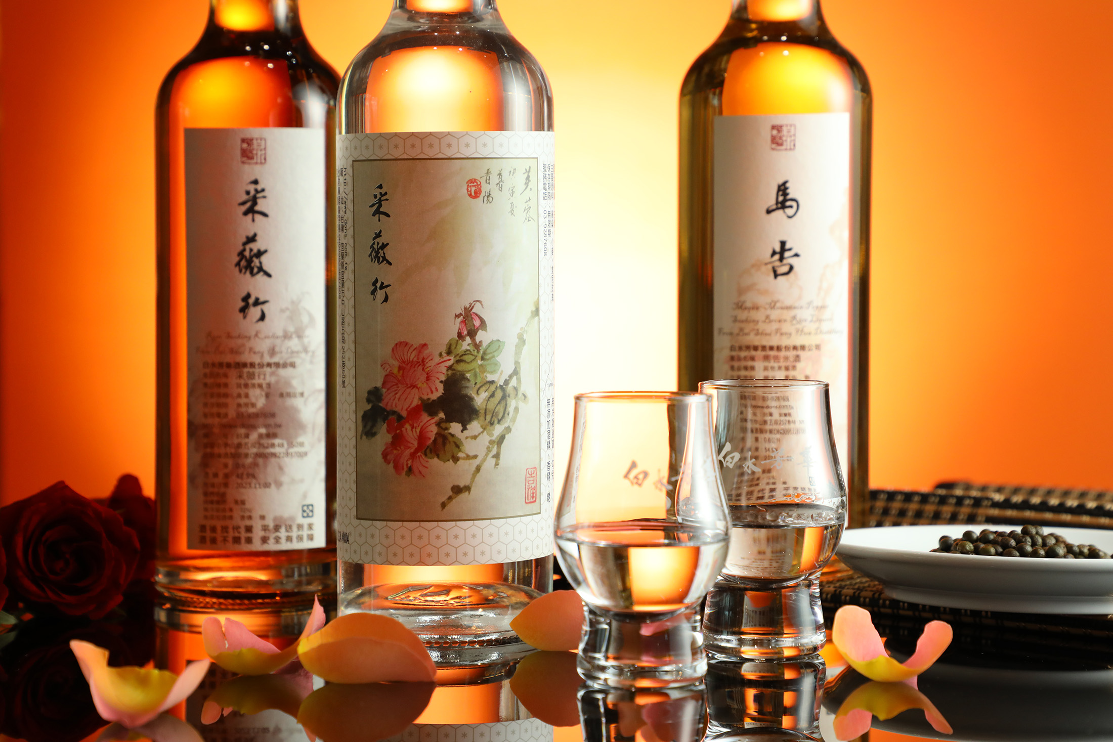 「馬告米酒浸泡」(右,2,500元/瓶)、「采薇行高粱」(中,1,100元/瓶)及「采薇行高粱浸泡」(左,2,500元/瓶),風味迷人。