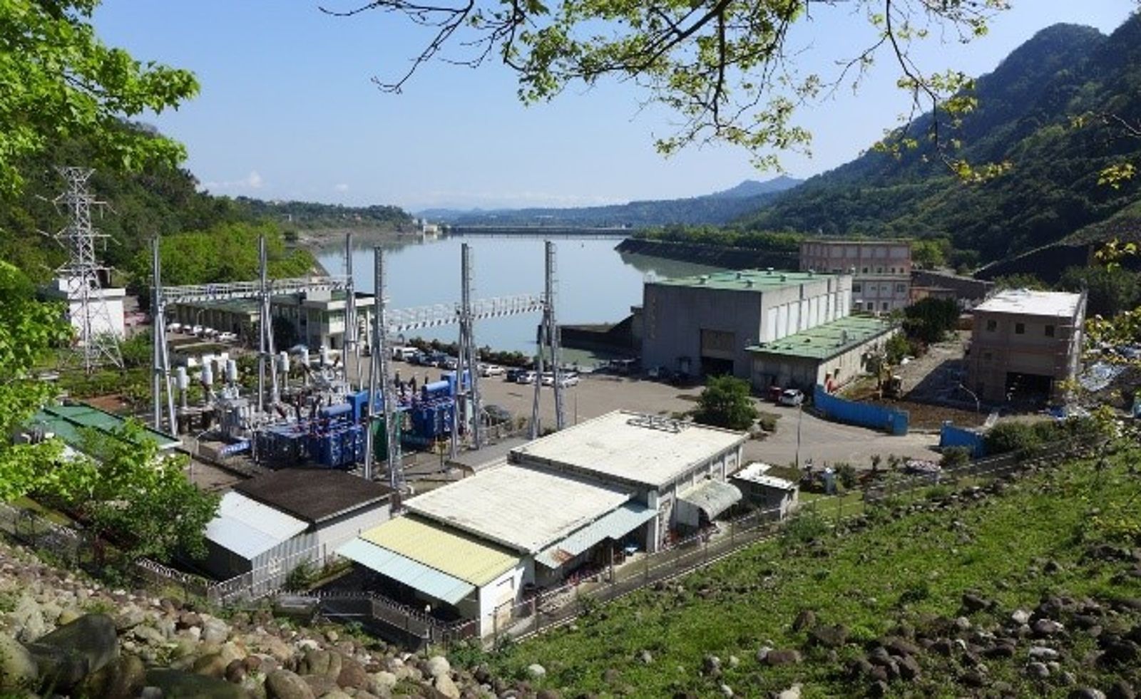 桃園石門電廠因大修電力機組，要求員工加班，事後被桃園市勞動局查出，少算加班費裁罰2萬元，台電為此打行政訴訟抗罰，圖為石門電廠外觀。（翻攝自石門電廠環境教育網）