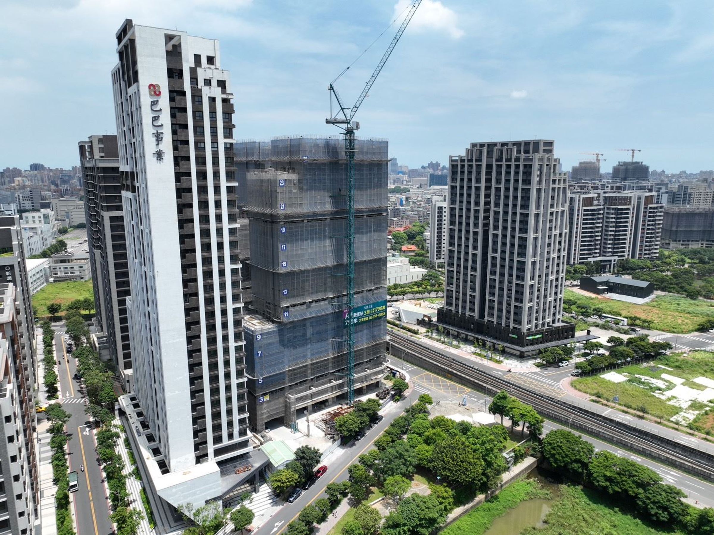 桃園市因推動產業升級、軌道建設,帶來大量就業、通勤人口移入,挹注預售交易量能,2025第一季前十大預售交易熱區桃園就有六個行政區上榜。(房市示意圖/永慶房屋提供)