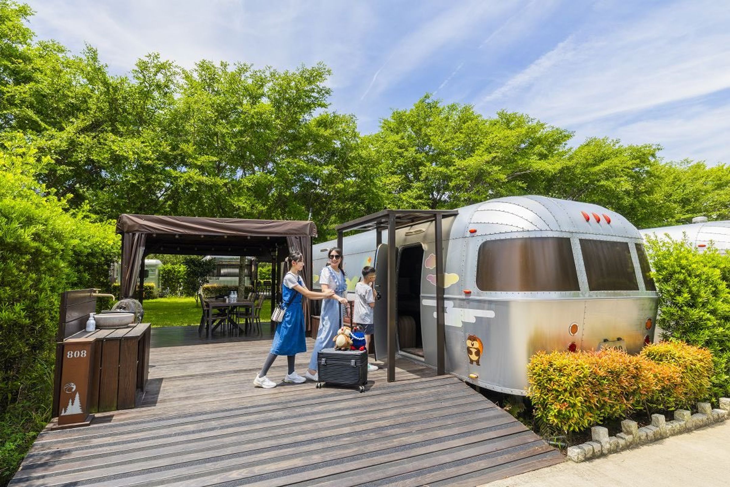 天成逸旅朋趣豪華露營 「雲端號平日雙人體驗券」，平日雙人一泊四食7,299元。（天成飯店提供）