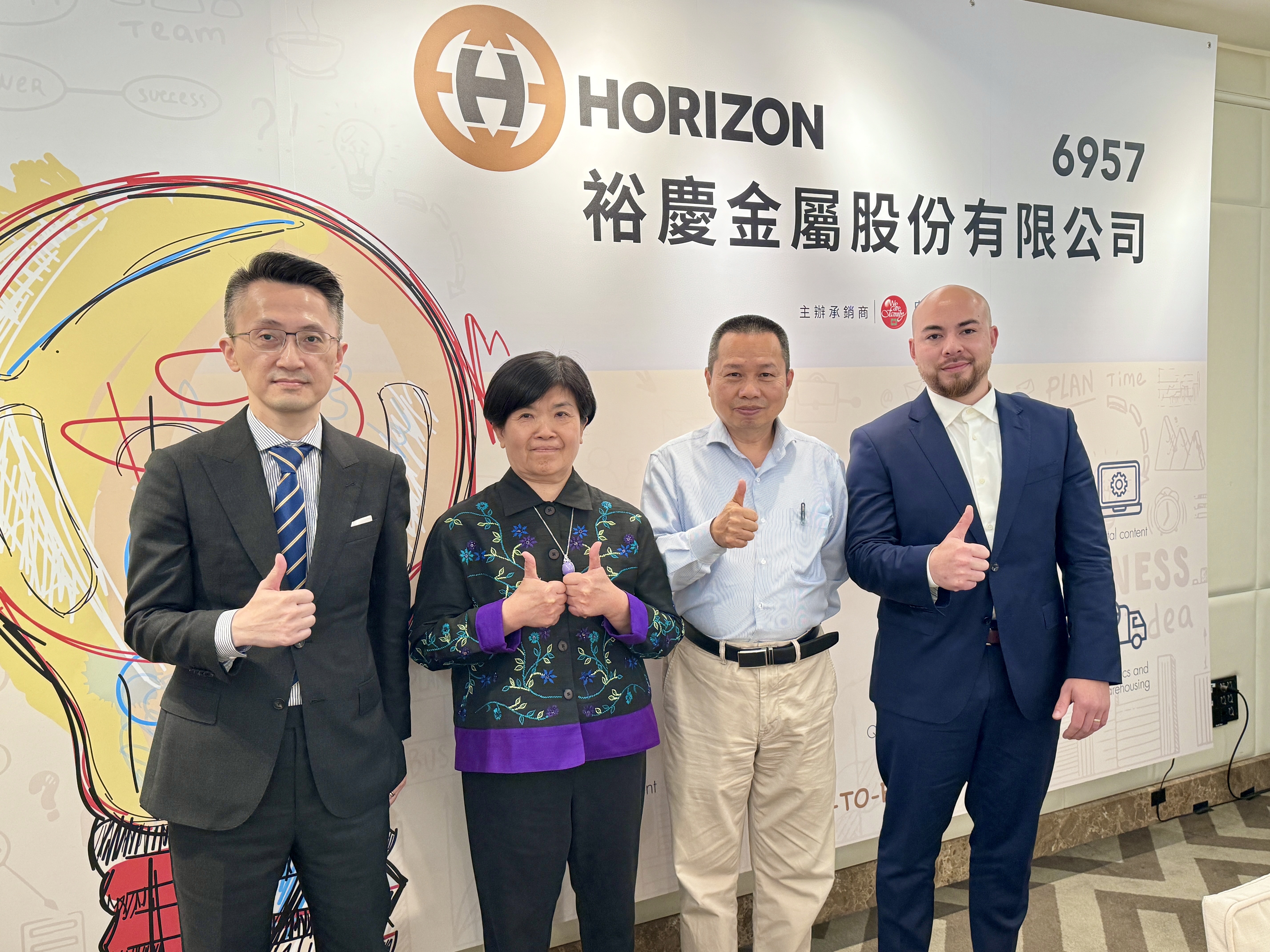 裕慶將商用展示架、智能電動床投入電子裝置結合，成功打造差異化產品，創造未來營運良好成長動能。圖左起為財務長林義唐、北美區CEO莊孟芳、董事長廖昭宜、北美區COO Jonathan Terry。（裕慶提供）