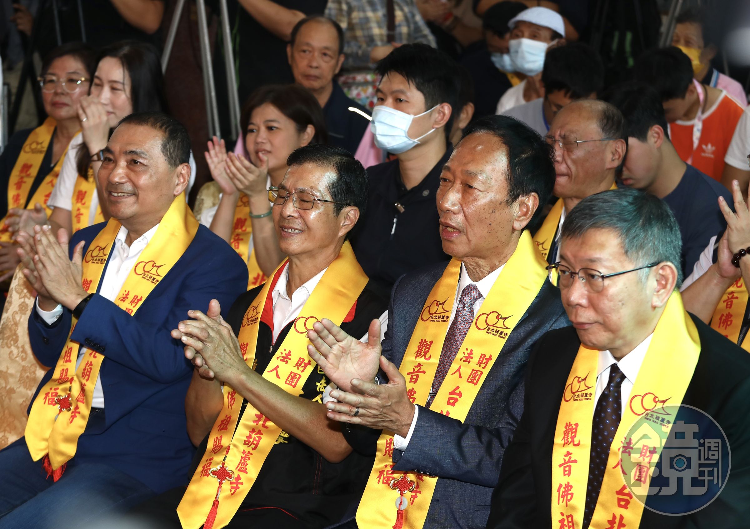 柯文哲和郭台銘比肩而坐，和侯友宜中間還隔了一個葫蘆寺董事長。