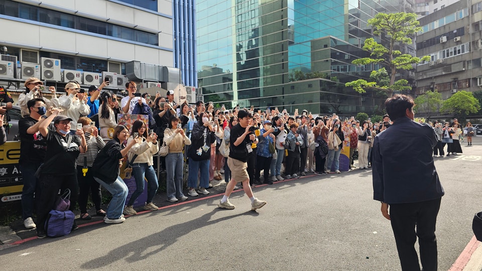 韓國人氣綜藝製作人羅暎錫（羅PD）日前趁來台舉辦粉絲見面會時，抽空前往自己的生日應援咖啡廳，被粉絲簇擁。（翻攝臉書「蘑菇娛樂 - 羅羅食堂」）