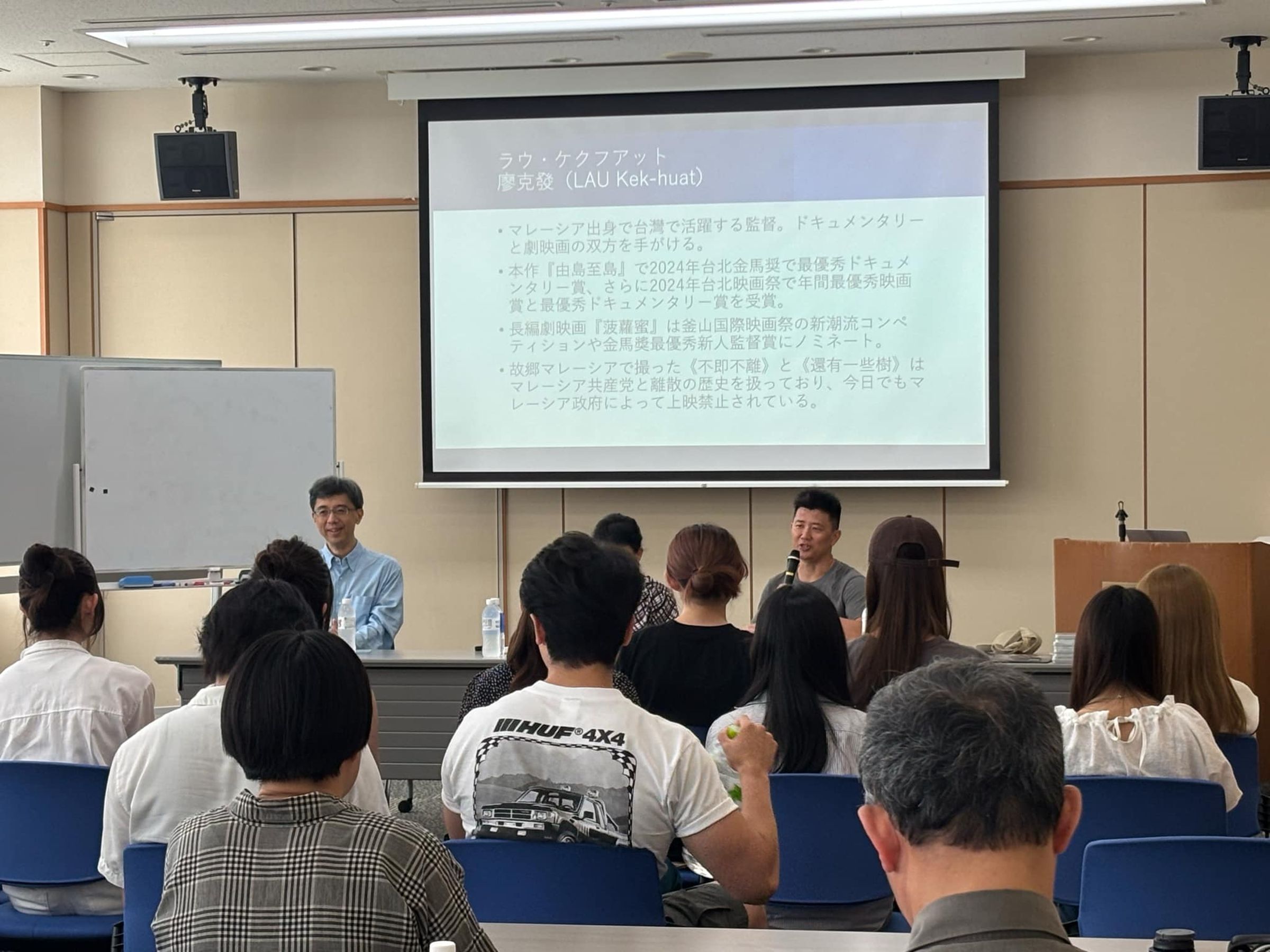 今年7月應邀於東京法政大學放映座談，右為導演廖克發，左為顧問藍適齊教授。（公視紀錄觀點《由島至島》提供）