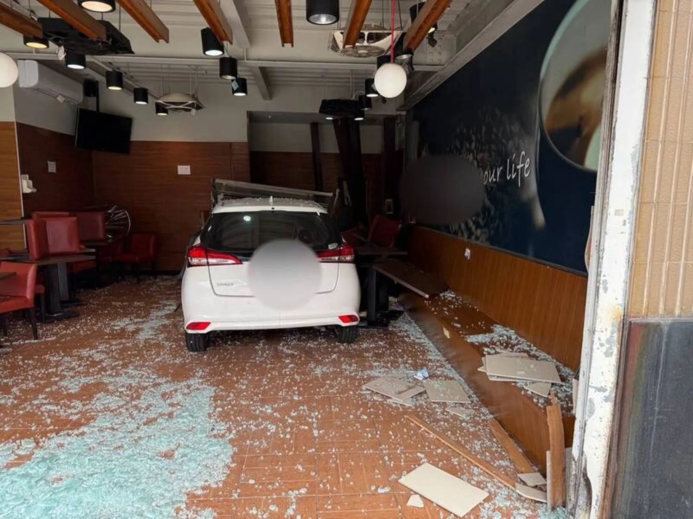 林姓老婦人昨日駕車要轉進頭份85度C停車場時,突然暴衝撞進店內,造成用餐的賴姓男子傷重不治。(翻攝畫面)