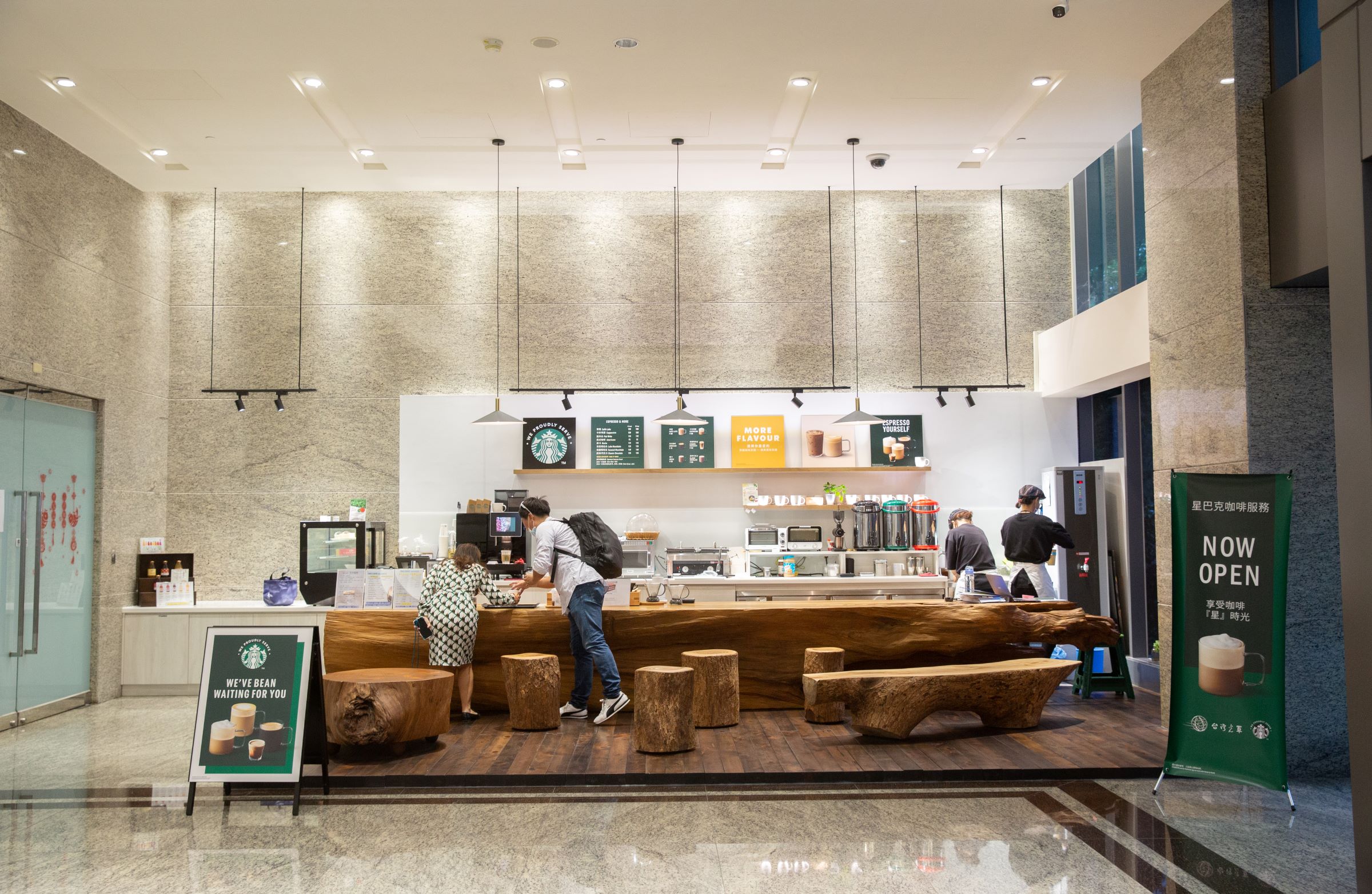 台灣光罩於企業總部設立星巴克，就是希望給員工更好的福利，員工在開心的環境下，工作效率也會有所提升。