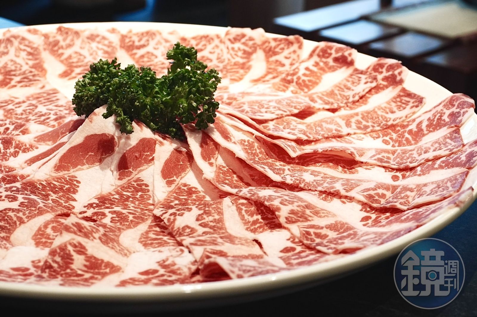 「無骨牛小排」油脂豐富，下鍋僅幾秒就可品嘗到肉的鮮美。（1,098元／份）